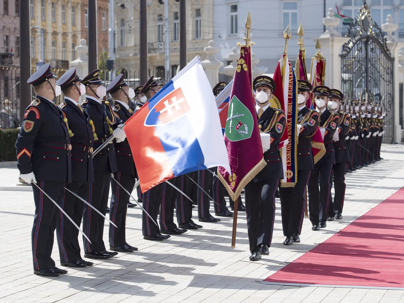 Na snímke Čestná stráž prezidenta SR na ceremónii udeľovania medailí vojačkám a vojakom, ktorí sa vyznamenali vynaloženým úsilím počas pandémie nového koronavírusu 4. mája 2021 na nádvorí Prezidentského paláca v Bratislave. Ide o zdravotníkov aj nezdravotníkov z útvarov naprieč Ozbrojenými silami SR. FOTO TASR - Pavel Neubauer




