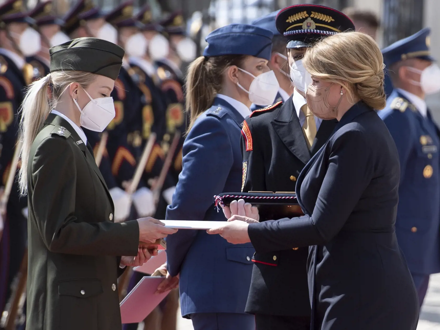 Na snímke vľavo slobodníčka Patrícia Kuchárová a vpravo prezidentka SR Zuzana Čaputová počas ceremónie udeľovania medailí vojačkám a vojakom, ktorí sa vyznamenali vynaloženým úsilím počas pandémie nového koronavírusu 4. mája 2021 na nádvorí Prezidentského paláca v Bratislave. Ide o zdravotníkov aj nezdravotníkov z útvarov naprieč Ozbrojenými silami SR. FOTO TASR - Pavel Neubauer





