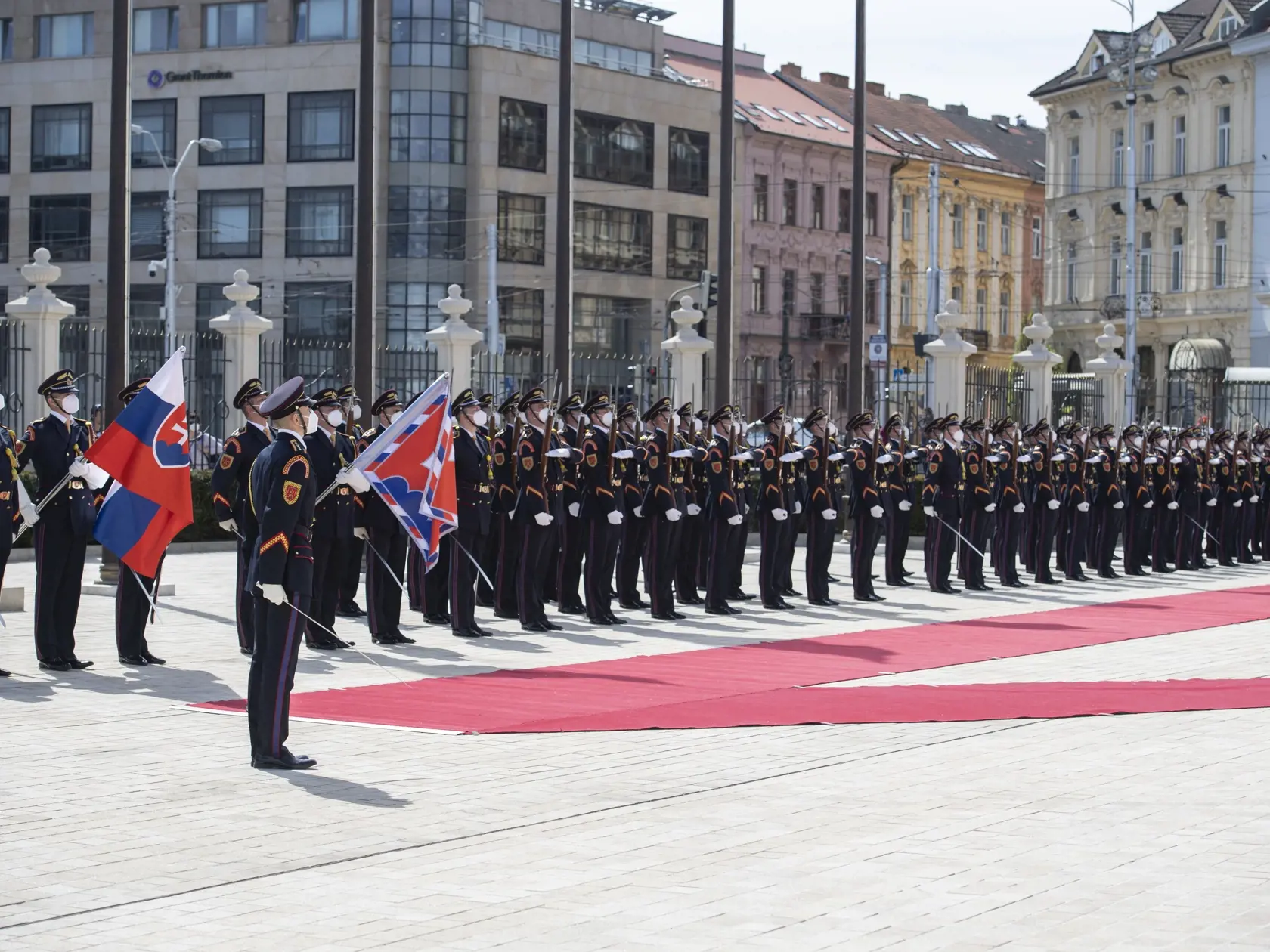 Na snímke Čestná stráž prezidenta SR na ceremónii udeľovania medailí vojačkám a vojakom, ktorí sa vyznamenali vynaloženým úsilím počas pandémie nového koronavírusu 4. mája 2021 na nádvorí Prezidentského paláca v Bratislave. Ide o zdravotníkov aj nezdravotníkov z útvarov naprieč Ozbrojenými silami SR. FOTO TASR - Pavel Neubauer




