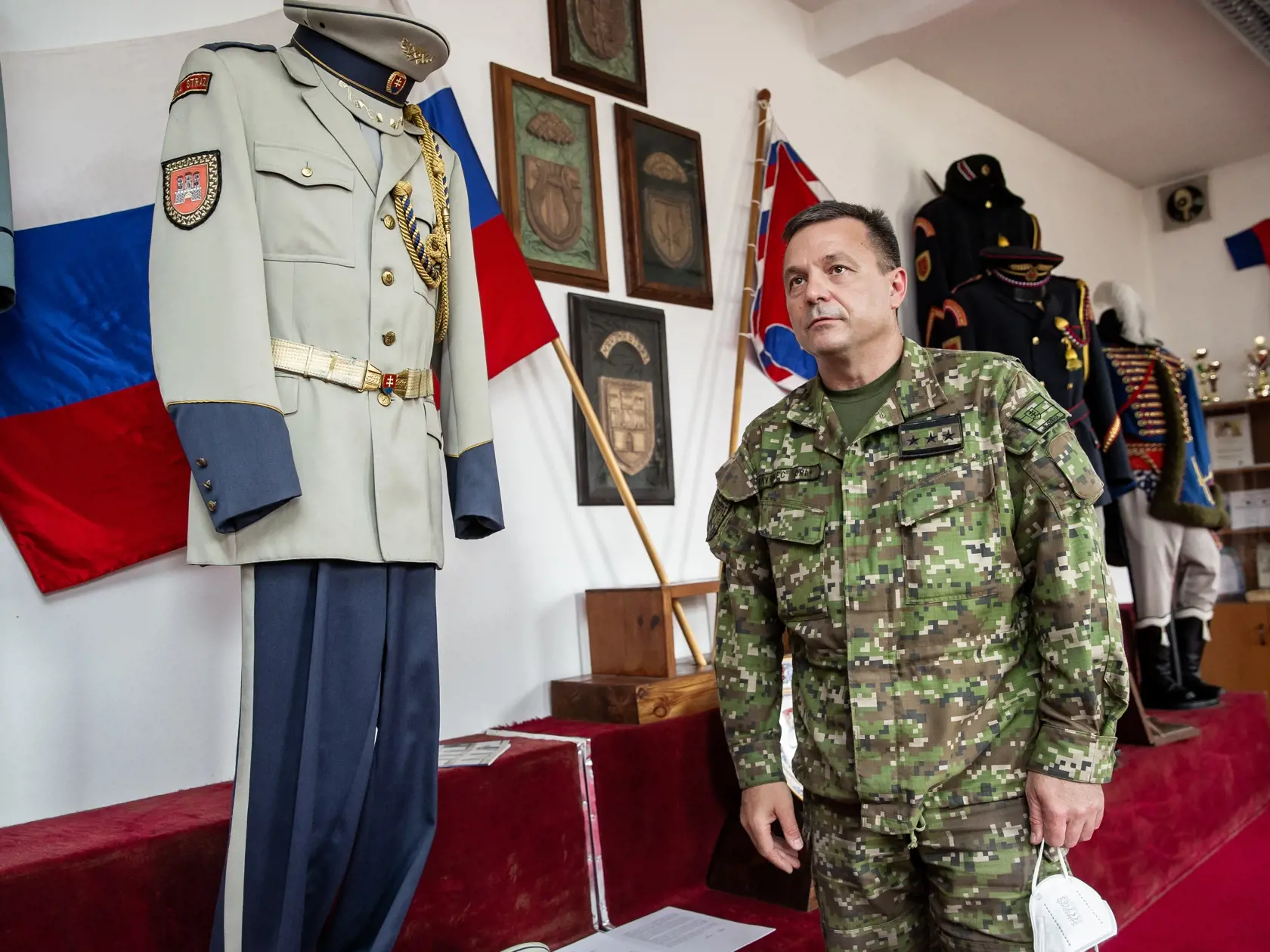 Čestná stráž prezidenta Slovenskej republiky. Na snímke plukovník Branislav Vavrinec.