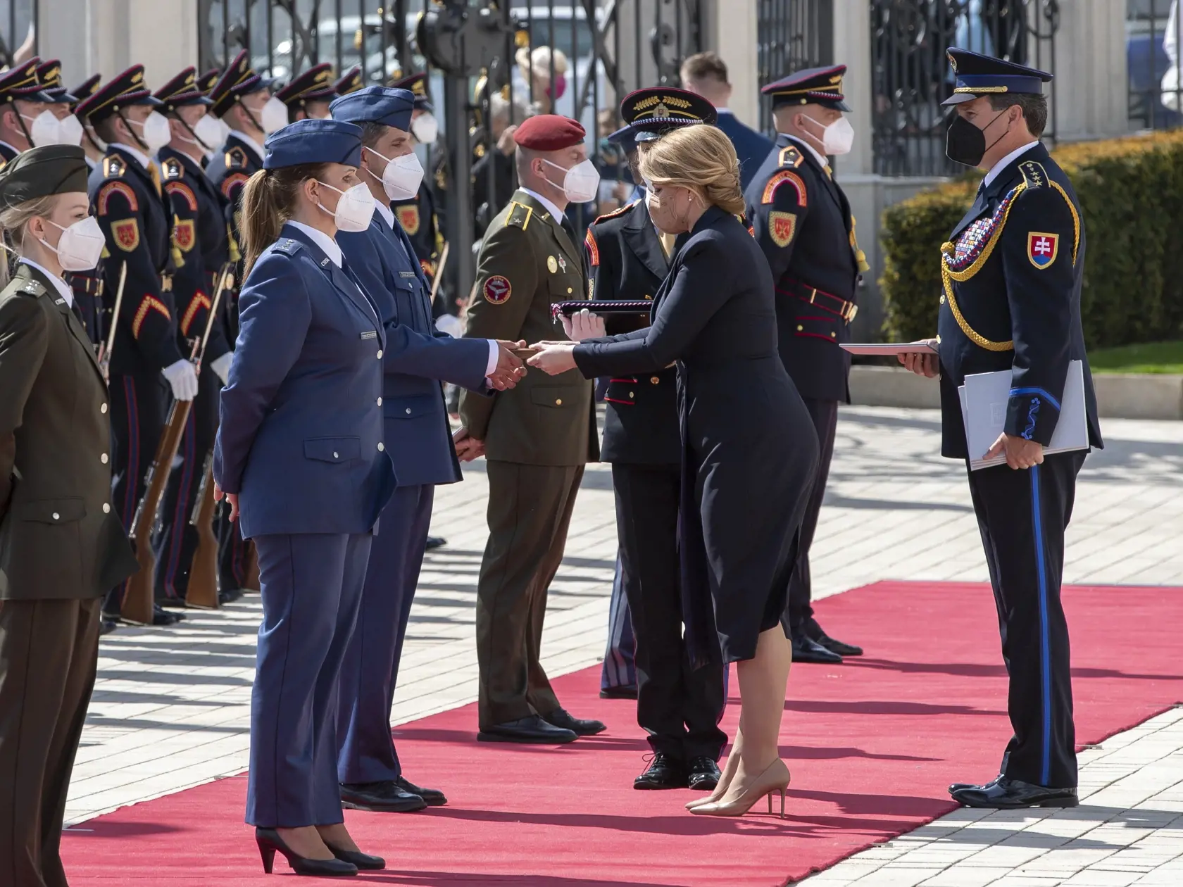 Prezidentka SR Zuzana Čaputová udelila medaily vojačkám a vojakom, ktorí sa vyzmanenali vynaloženým úsilím počas pandémie koronavírusu Covid - 19. Na snímke je vyznamenaný rotmajster Pavol Janešík.