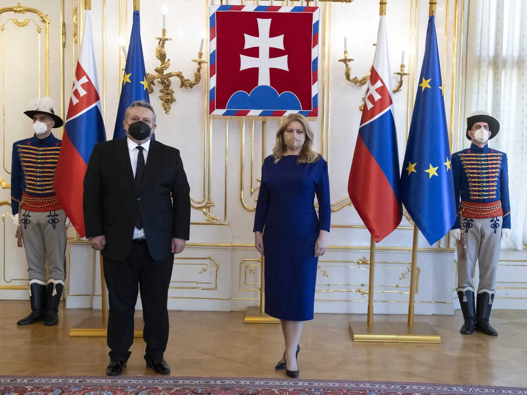 Na snímke vľavo nový veľvyslanec Bulharskej republiky na Slovensku Vasil Petkov a vpravo prezidentka SR Zuzana Čaputová