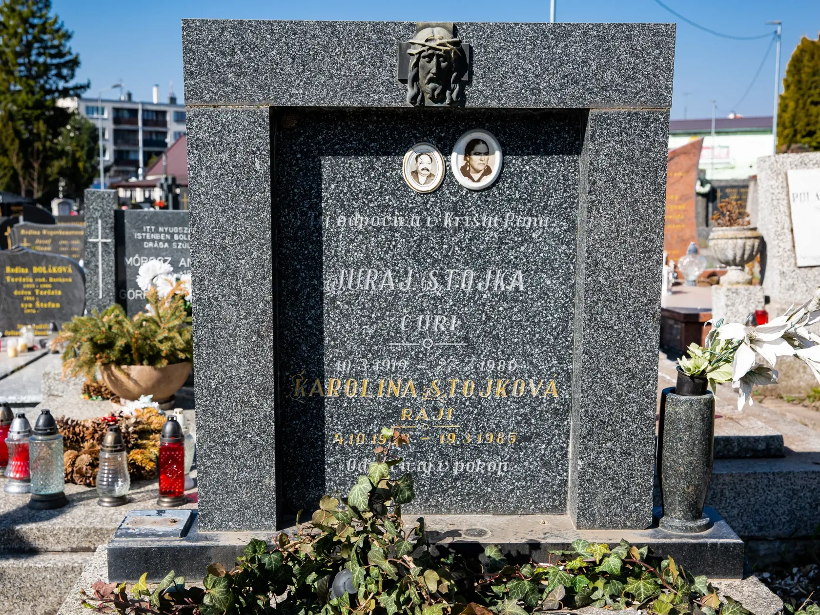 Hrobka rodičov Jenda Juraja "Čuri" Stojku a Karolíny "Ráji" Stojkovej nesie znaky vylomenia po vyrabovaní hrobu v roku 1980.