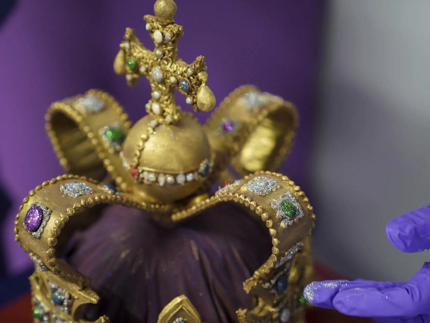 Na snímke čokoládová replika koruny svätého Eduarda vysoká 45 cm v továrni na čokoládu Cadbury World 26. apríla 2023 v Birminghame.