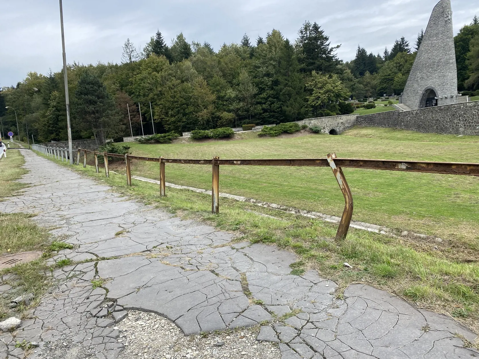 Od parkoviska vo Vyšnom Komárniku (okres Svidník) k národnej kultúrnej pamiatke Dukla - Pamätníku československého armádneho zboru postaveného v roku 1949 vedie chodník vybudovaný pred desaťročiami. O jeho údržbu sa roky nikto nestará. Rovnako ani o zábradlie vedúce popri chodníku, ktoré by mohlo poslúžiť ľuďom, ktorí sa ťažšie pohybuj