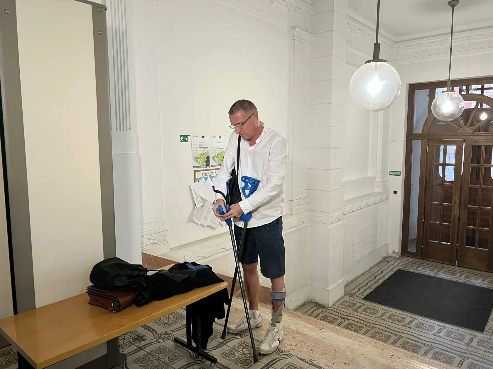 "Dôkazy preukázali, že obžalovaný vytrvalo sledoval poškodenú na ceste z Banskej Bystrice do Revúcej. Bez zjavného dôvodu sa ju snažil vytlačiť z cesty, následne ju čakal pred Revúcou na odstavnom parkovisku, kde sa so silným vozidlom, ktoré si pred cestou vymenil, štyri razy otáčal. Čakal, kedy bude auto poškodenej v protismere, aby plynulou jazdou bez spomalenia prešiel do protismeru a čelne do nej narazil," konštatoval špeciálny prokurátor.