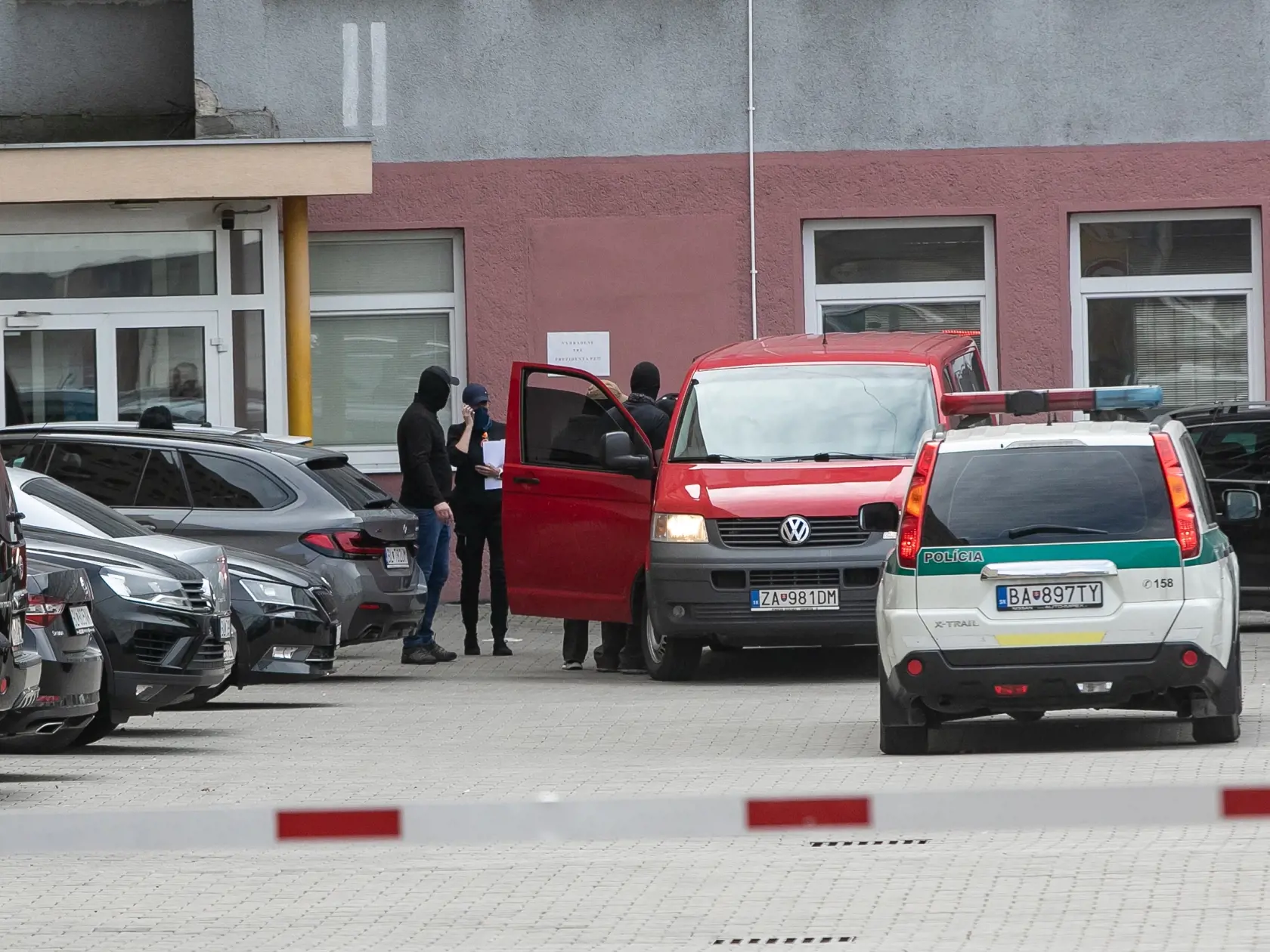 V prípade vraždy Daniela Tupého zadržala najskôr Národná kriminálna agentúra 8 osôb. Na snímke je prevoz zadržaných do Prezídia Policajného zboru.