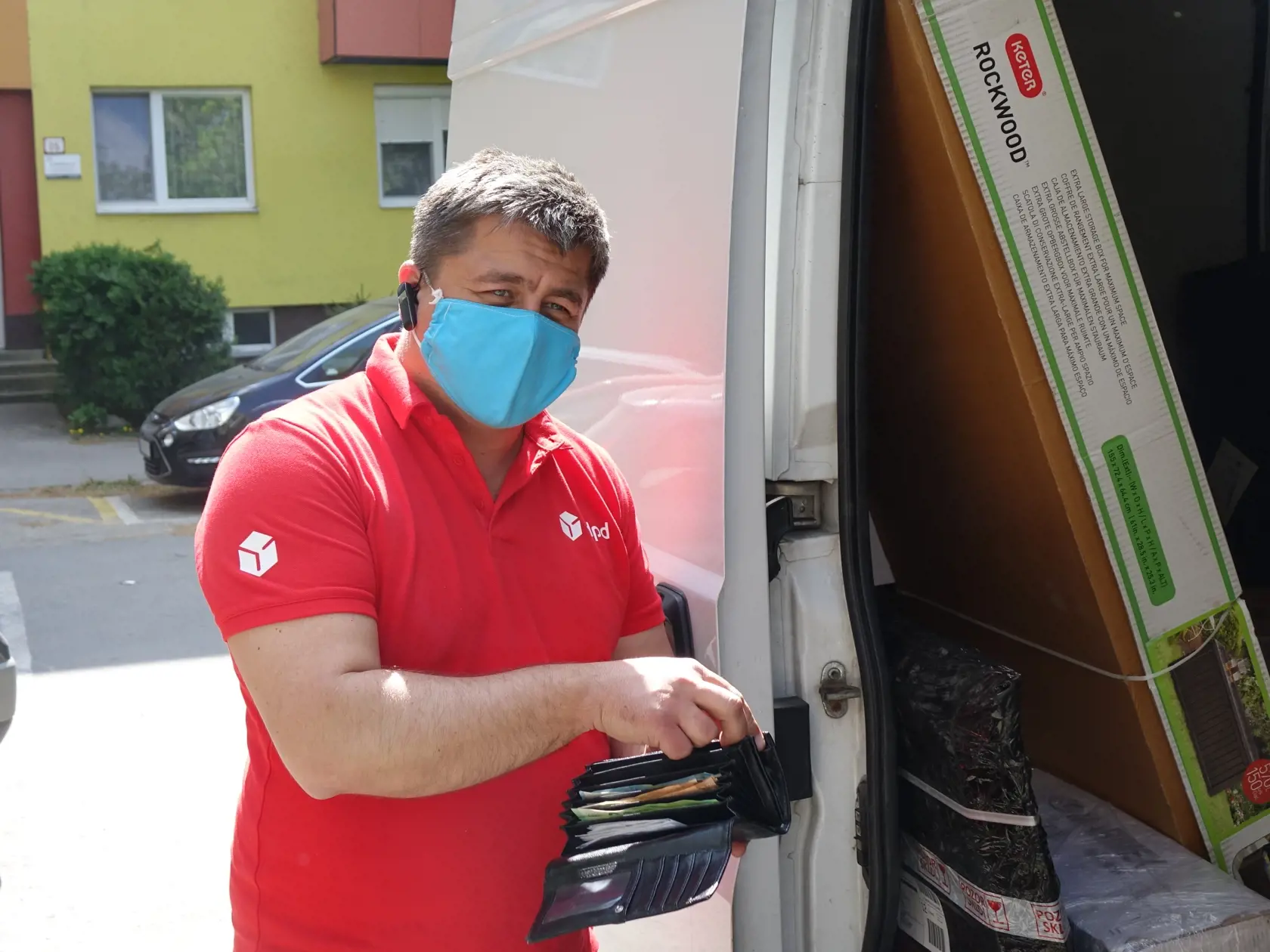 Lacné zásielky z krajín mimo EÚ sa predražia o novú daň aj proces preclievania.