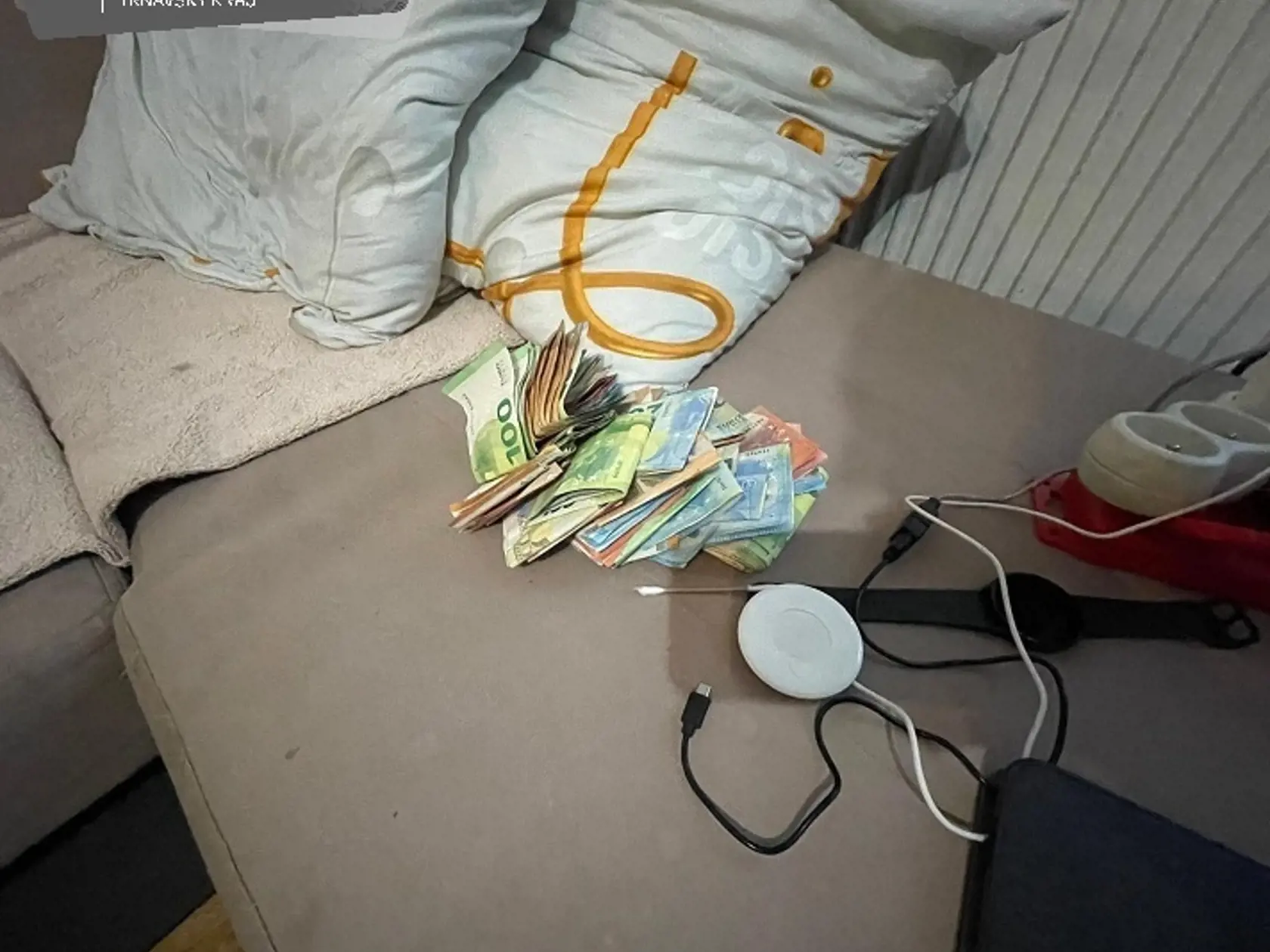 V Piešťanoch zadržali dílera, zaistili aj peniaze, drogy a zbrane
