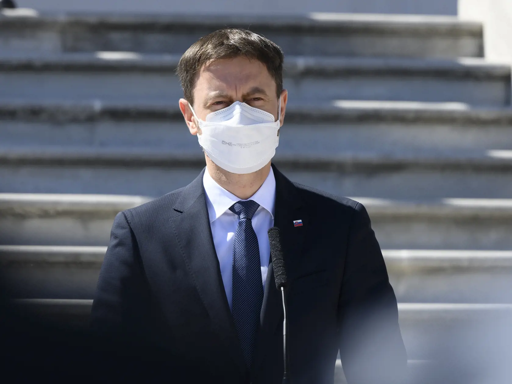 V jednej z budov Slovenskej informačnej služby (SIS) uskutočnilo neobvyklé stretnutie desiatich vysoko postavených osôb, na ktorom sa hovorilo o tom, že vyšetrovanie niektorých veľkých korupčných káuz môže byť zmanipulované.