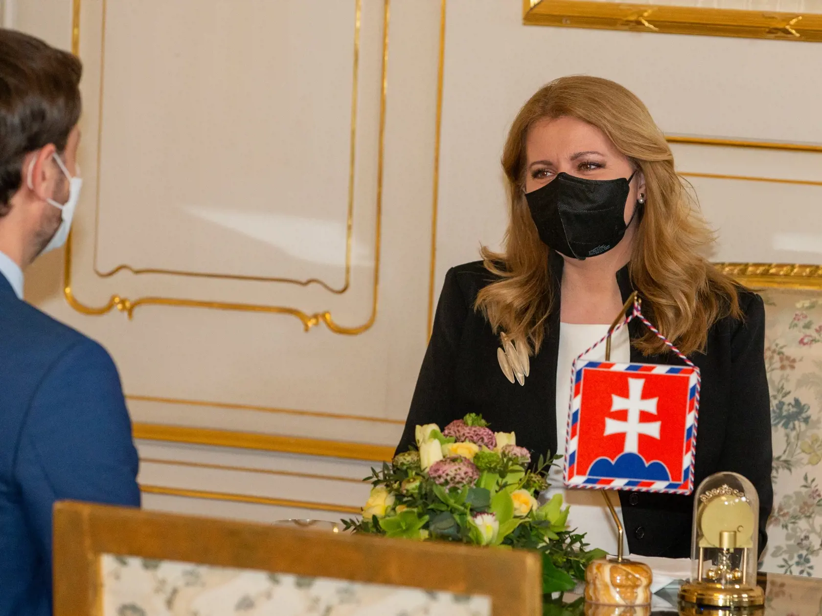 V jednej z budov Slovenskej informačnej služby (SIS) uskutočnilo neobvyklé stretnutie desiatich vysoko postavených osôb, na ktorom sa hovorilo o tom, že vyšetrovanie niektorých veľkých korupčných káuz môže byť zmanipulované.