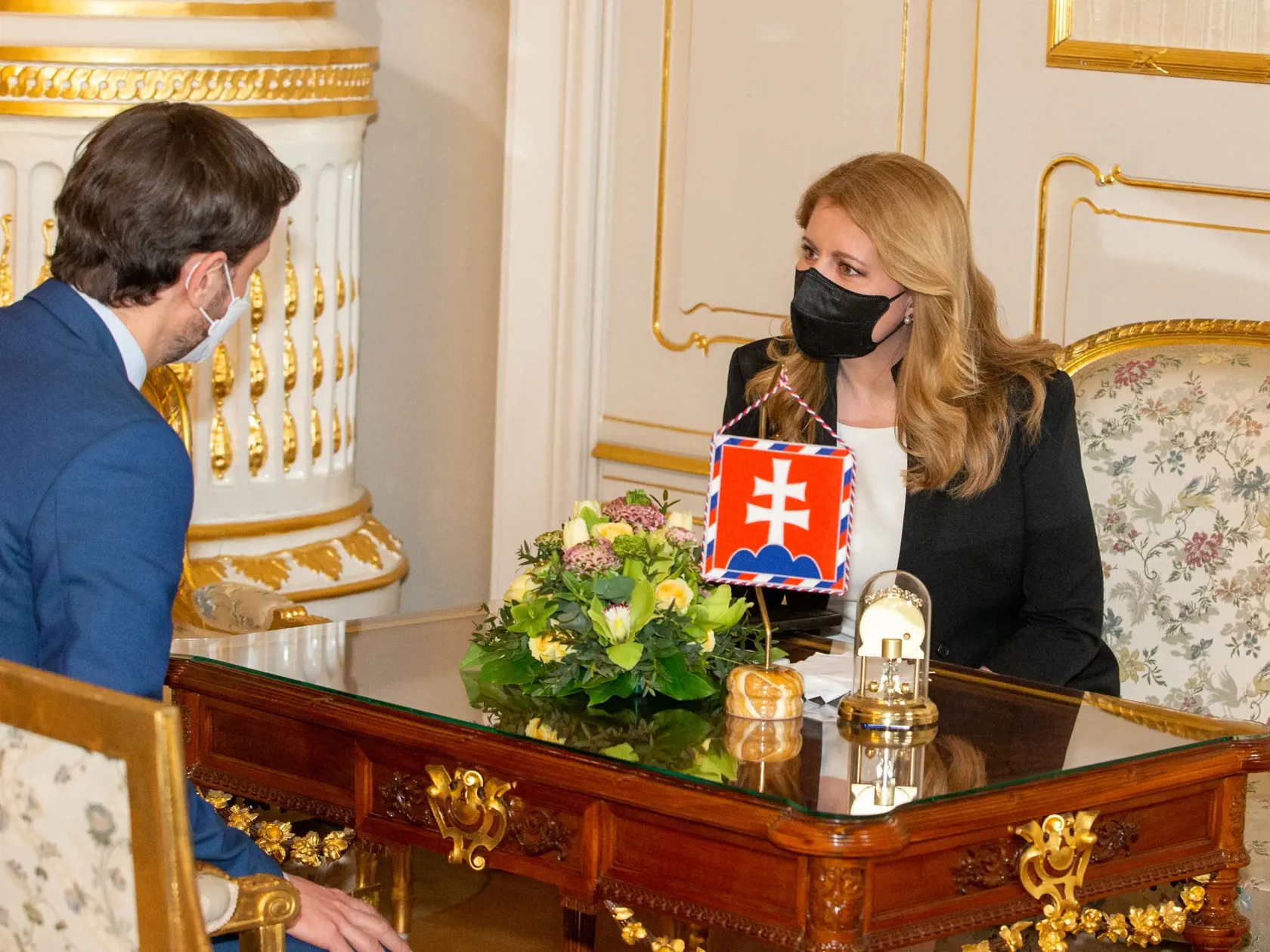 V jednej z budov Slovenskej informačnej služby (SIS) uskutočnilo neobvyklé stretnutie desiatich vysoko postavených osôb, na ktorom sa hovorilo o tom, že vyšetrovanie niektorých veľkých korupčných káuz môže byť zmanipulované.