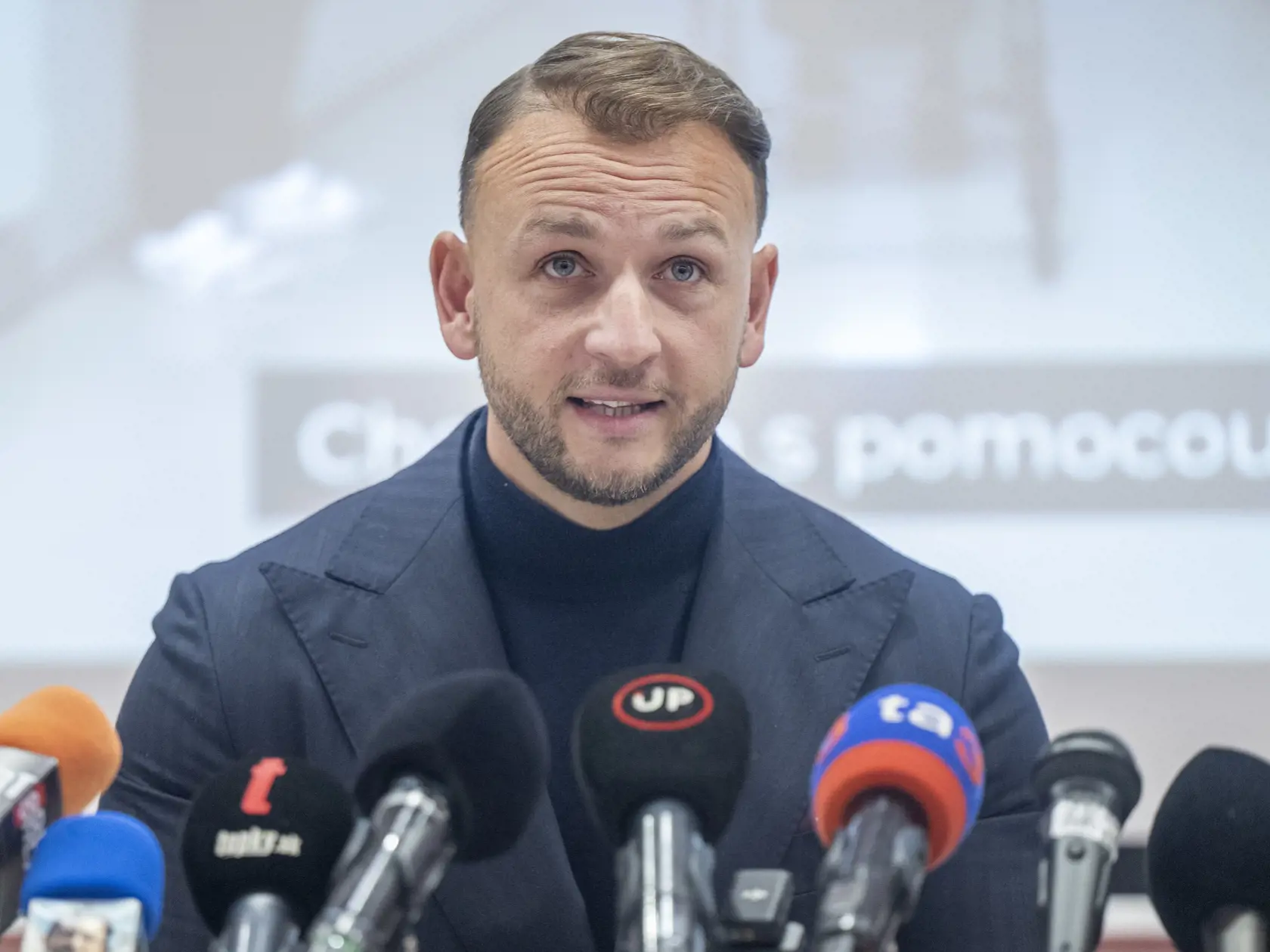 Zväčšujúce sa kúty dlhší čas trápili ministra vnútra a predsedu Hlasu Matúša Šutaja Eštoka.