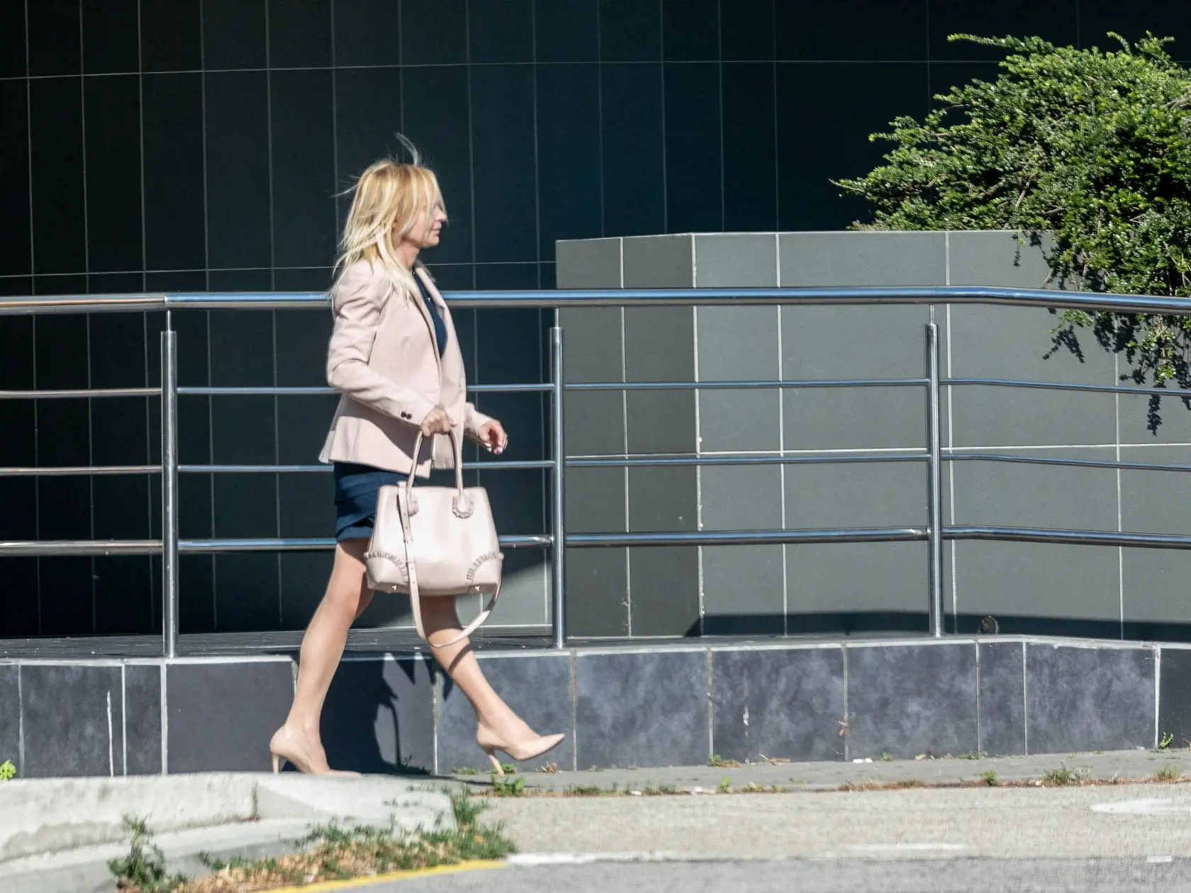 Na snímke štátna tajomníčka ministerstva dopravy SR Katarína Bruncková, ako pred panelákom kde býva nasadá do služobného auta. 