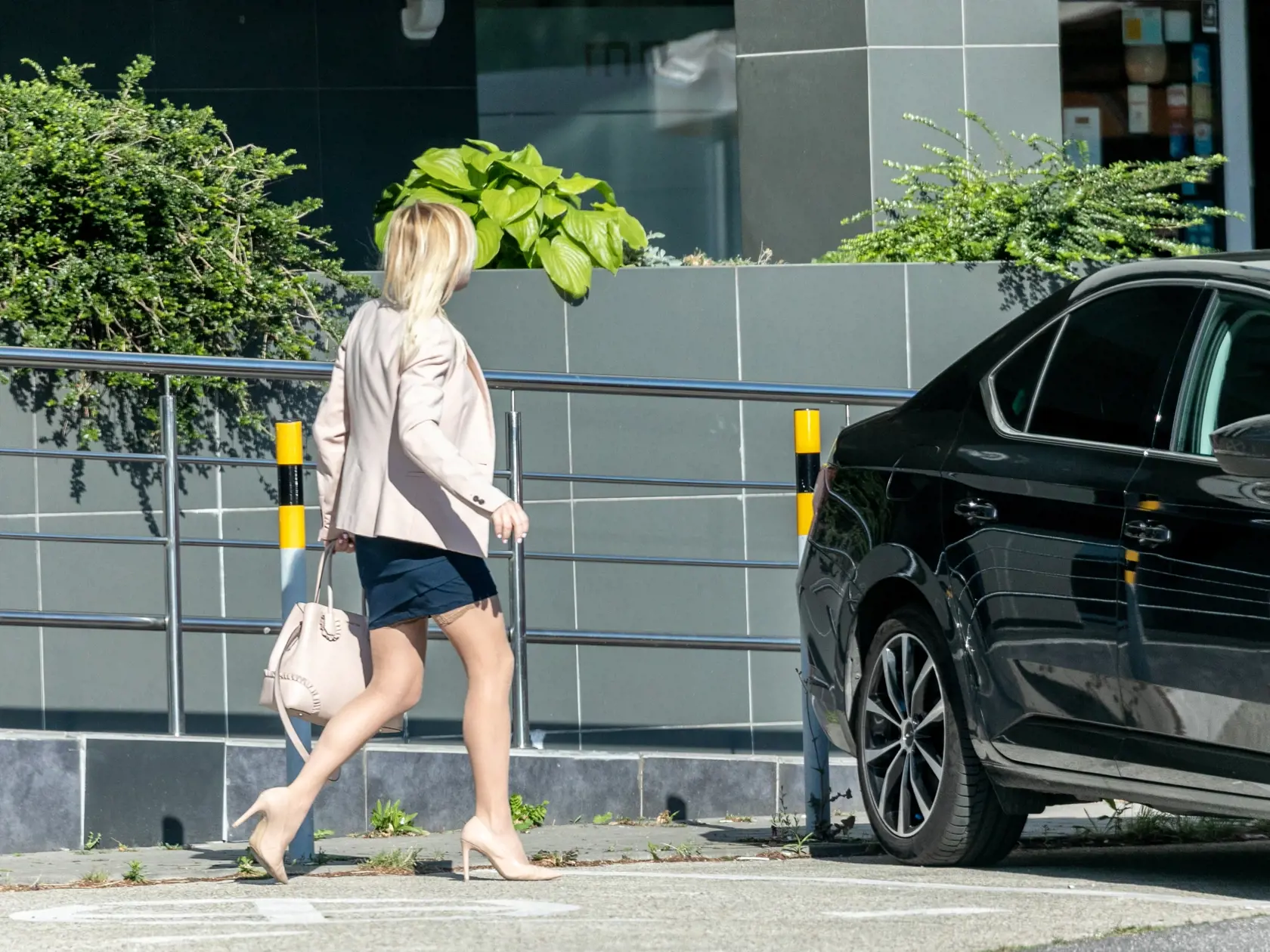 Na snímke štátna tajomníčka ministerstva dopravy SR Katarína Bruncková, ako pred panelákom kde býva nasadá do služobného auta. 