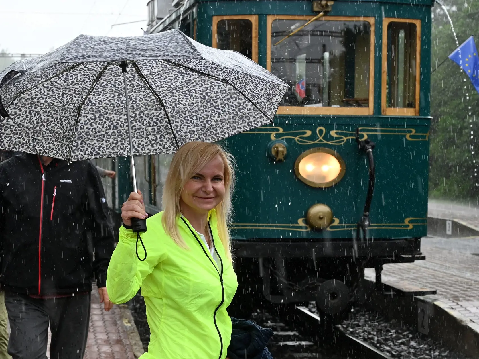 Otvorenie letnej turistickej sezóny vo Vysokých Tatrách spustila spanilá letná jazda historických električiek. Na snímke štátna tajomníčka Ministerstva dopravy a výstavby SR  Katarína Bruncková vystupuje v daždi z električky Zelená Kométa z roku 1913 na stanici Starý Smokovec  14. júna 2020. FOTO TASR - Roman Hanc