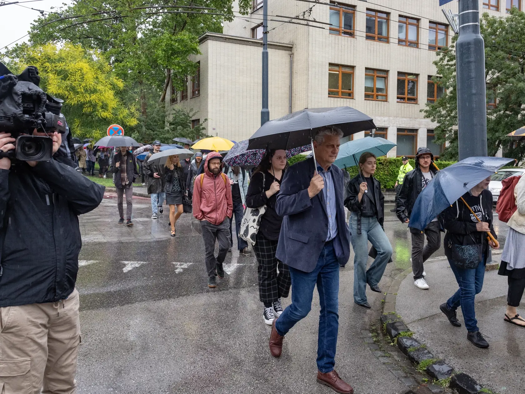 Štrajk nespokojných zamestnancov a spolupracovníkov RTVS, cieľom ktorého je stiahnutie sporného návrhu zákona o STVR. Dav sa presunul z budovy Slovenského rozhlasu na Mýtnej ulici pred Úrad vlády a následne pred budovu Ministerstva kultúry na Námestí SNP, kde prebehol príhovor členov štrajkového výboru a pozvaných hostí.