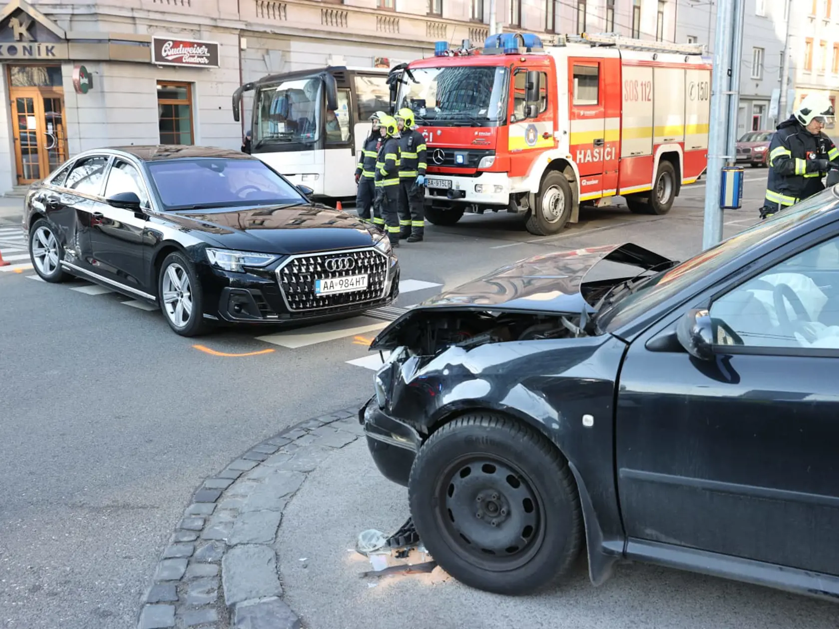 Minister financií Ladislav Kamenický mal v Bratislave autonehodu. Ku kolízii došlo 3. februára 2025 v ranných hodinách na križovatke pri Mlynských Nivách. Na fotografii zľava vládna limuzína a vozidlo, s ktorým sa zrazila.