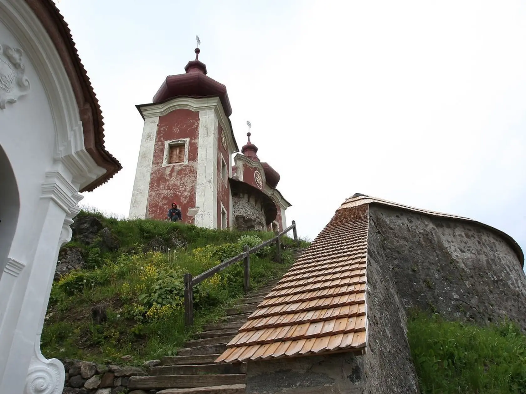 Kalvária v Banskej Štiavnici je najimpozantnejšou barokovou kalváriou v strednej Európe a vidieť ju už z diaľky.