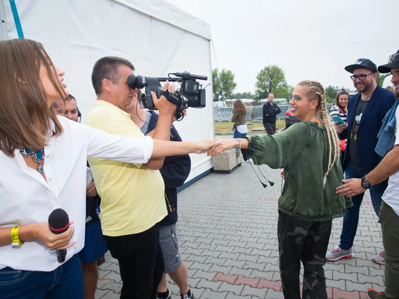 Deň otvorených dverí televízie Markíza v Záhorskej Bystrici. Na snímke Jasmina Alagič a Dara Rolins.