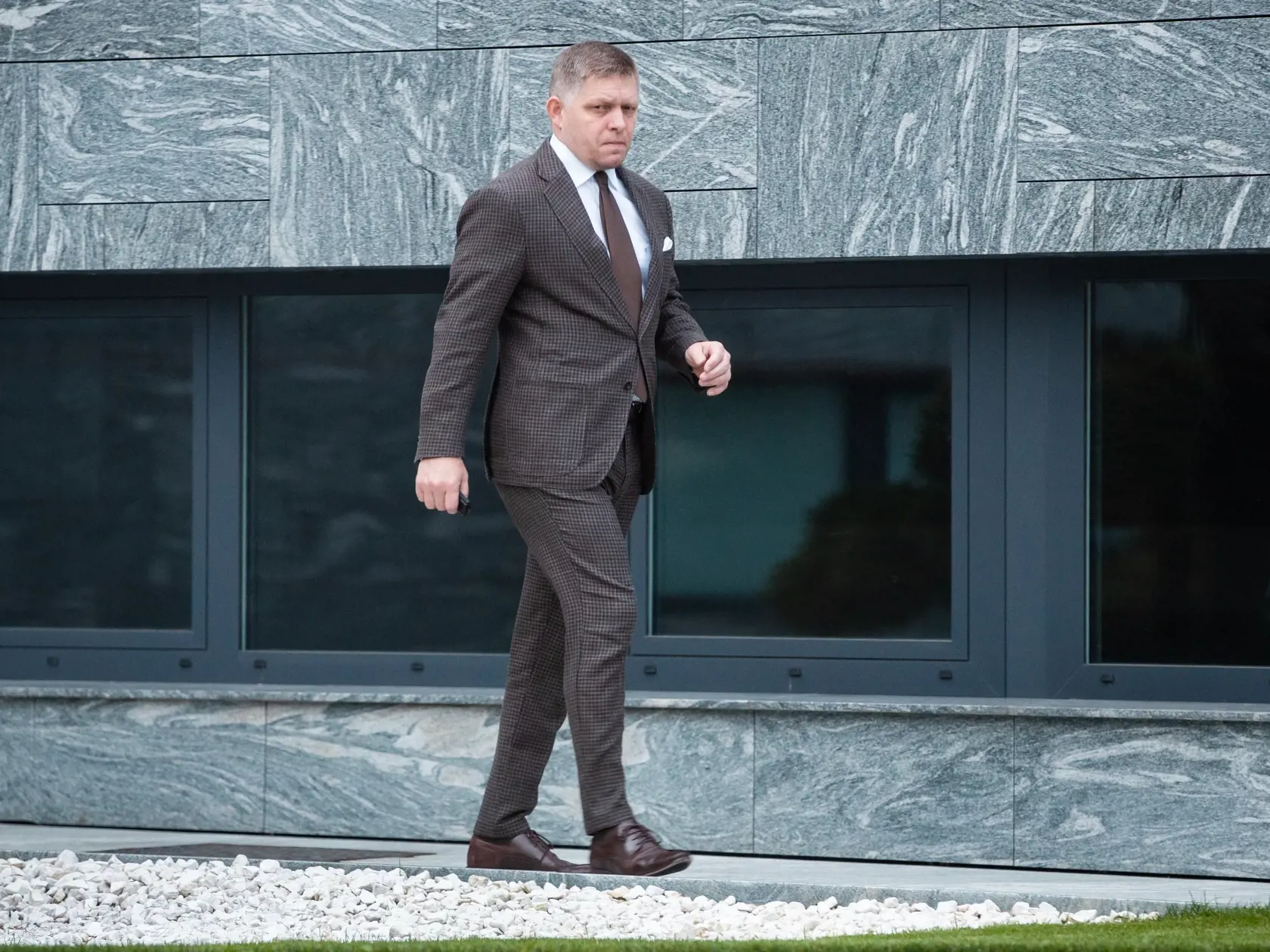 Robert Fico pred bytovkou Bonaparte v Bratislave.
