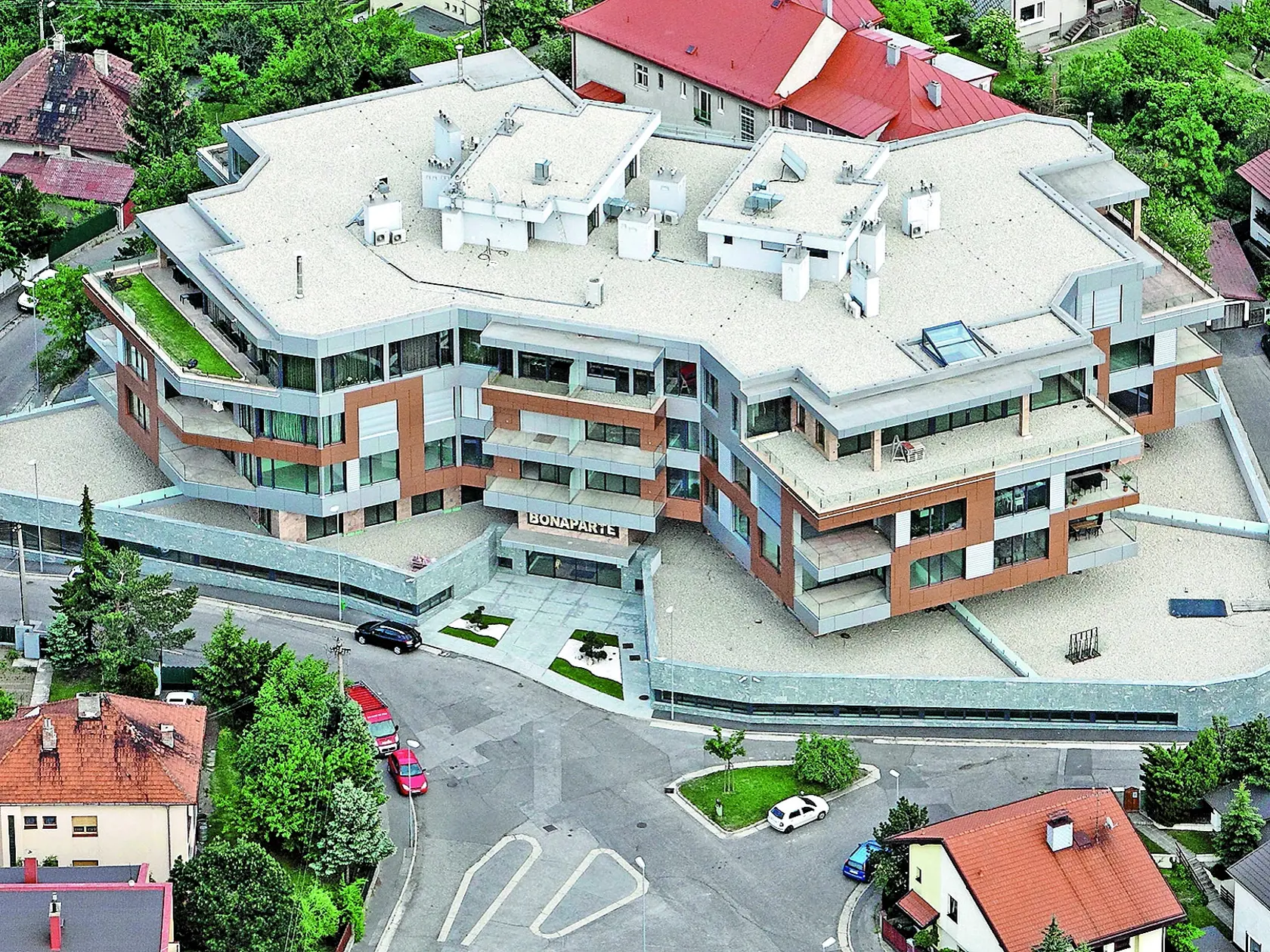 Luxusný bytový komplex Bonaparte, pre ktorého výstavbu má Ladislav Bašternák ďalší problém.