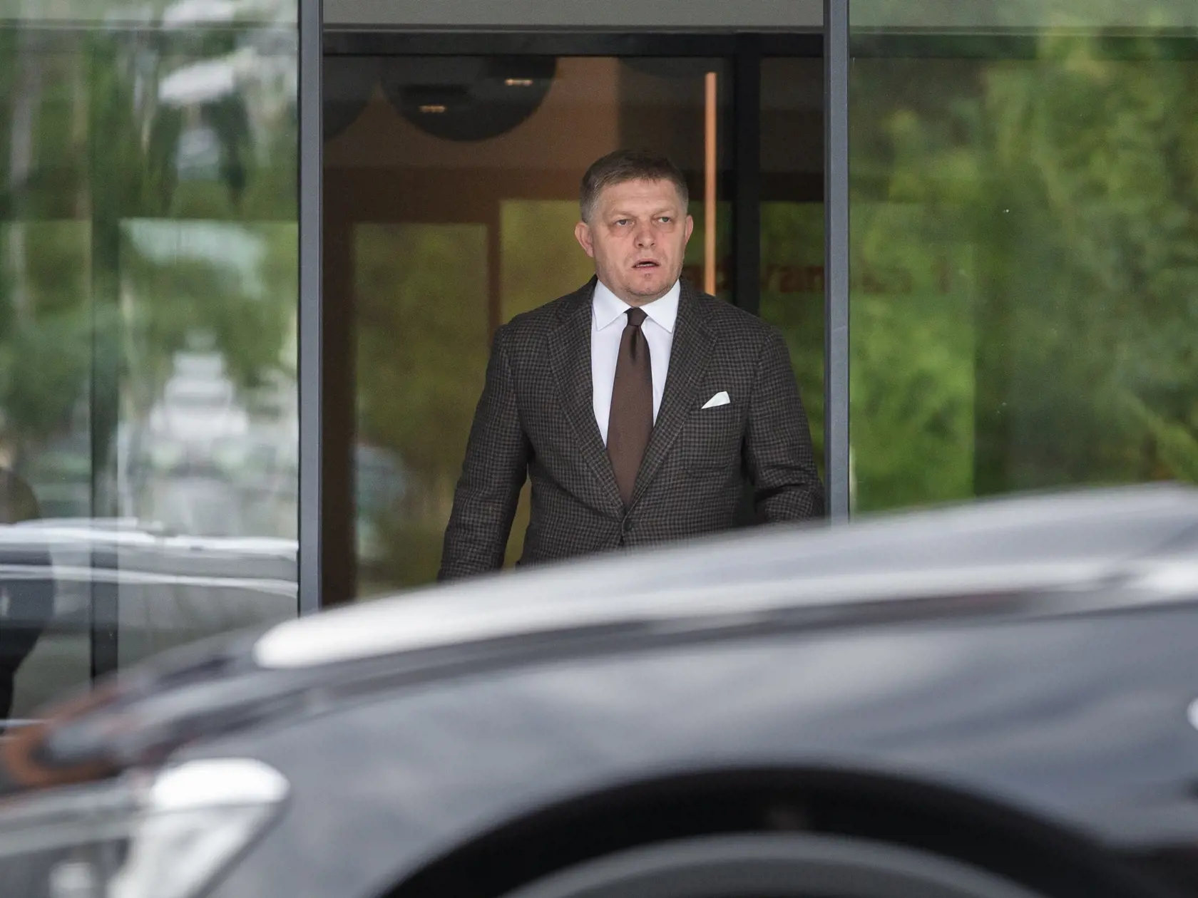 Robert Fico pred bytovkou Bonaparte v Bratislave.