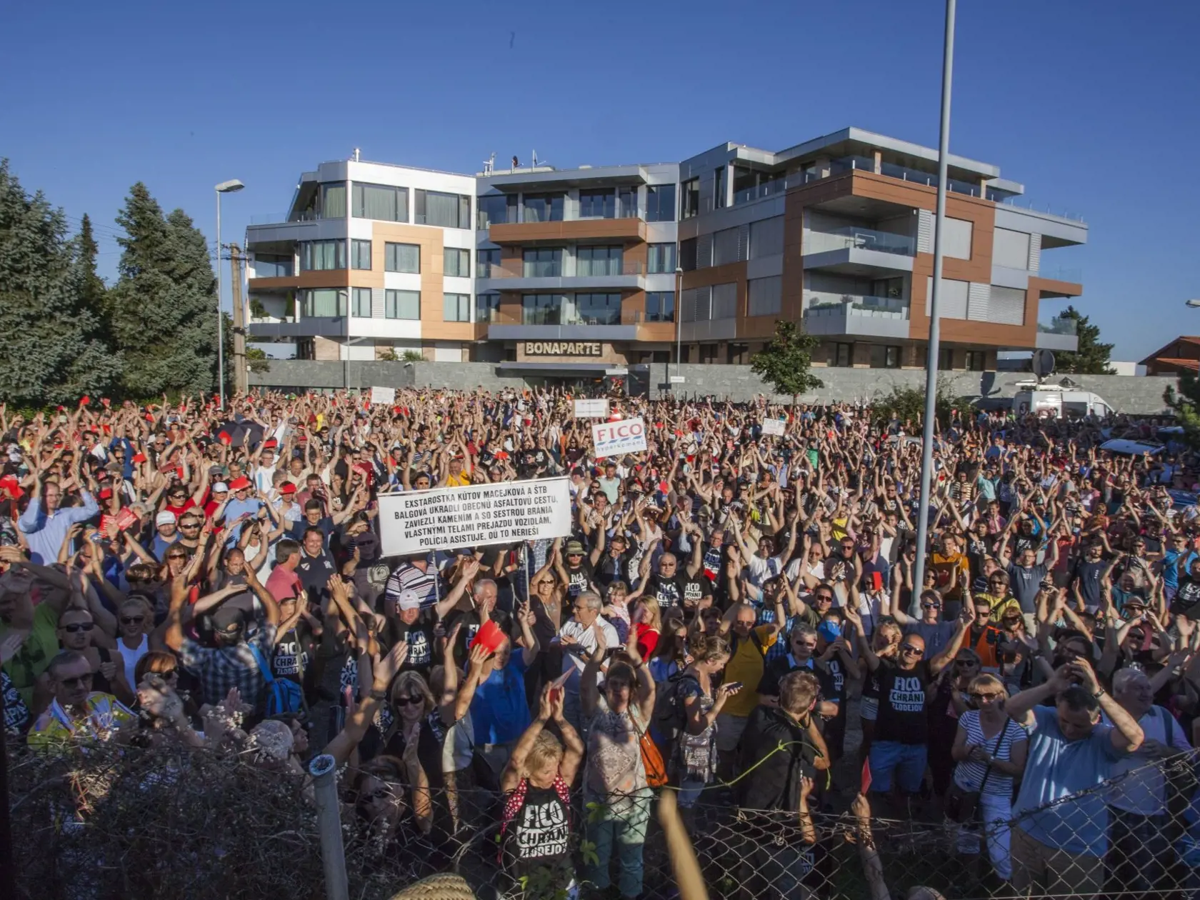 Na snímke protestujúci ľudia počas 8. protestu proti zlodejom v politike pred luxusným komplexom Bonaparte v Bratislave 8. augusta 2016. Protest je organizovaný opozičnými politickými stranami OBYČAJNÍ ĽUDIA a nezávislé osobnosti  a Sloboda a Solidarita, ktoré dnes pokračovali v sérii protestov proti zotrvaniu ministra vnútra SR Roberta Kaliňáka (Smer-SD) vo funkcii.