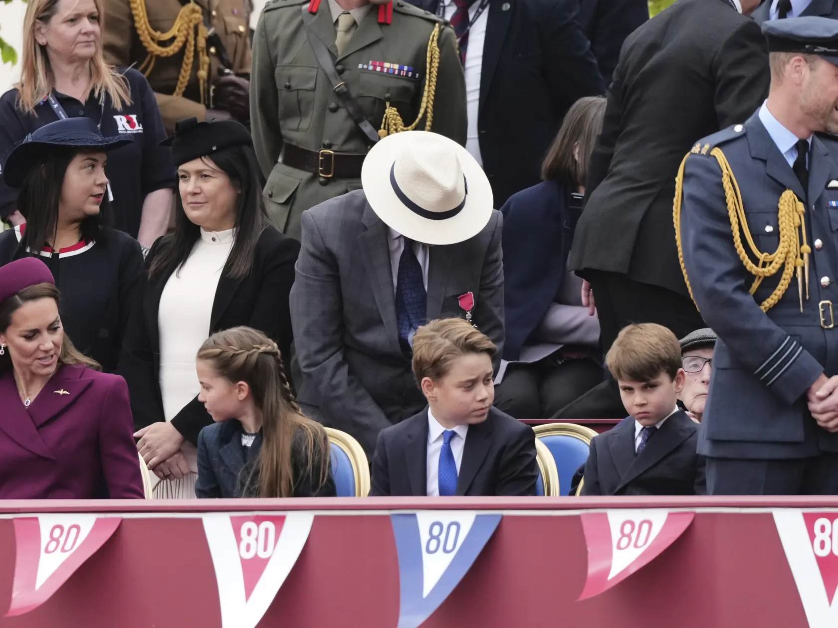 Britská kráľovská rodina pri oslavách výročia konca vojny.