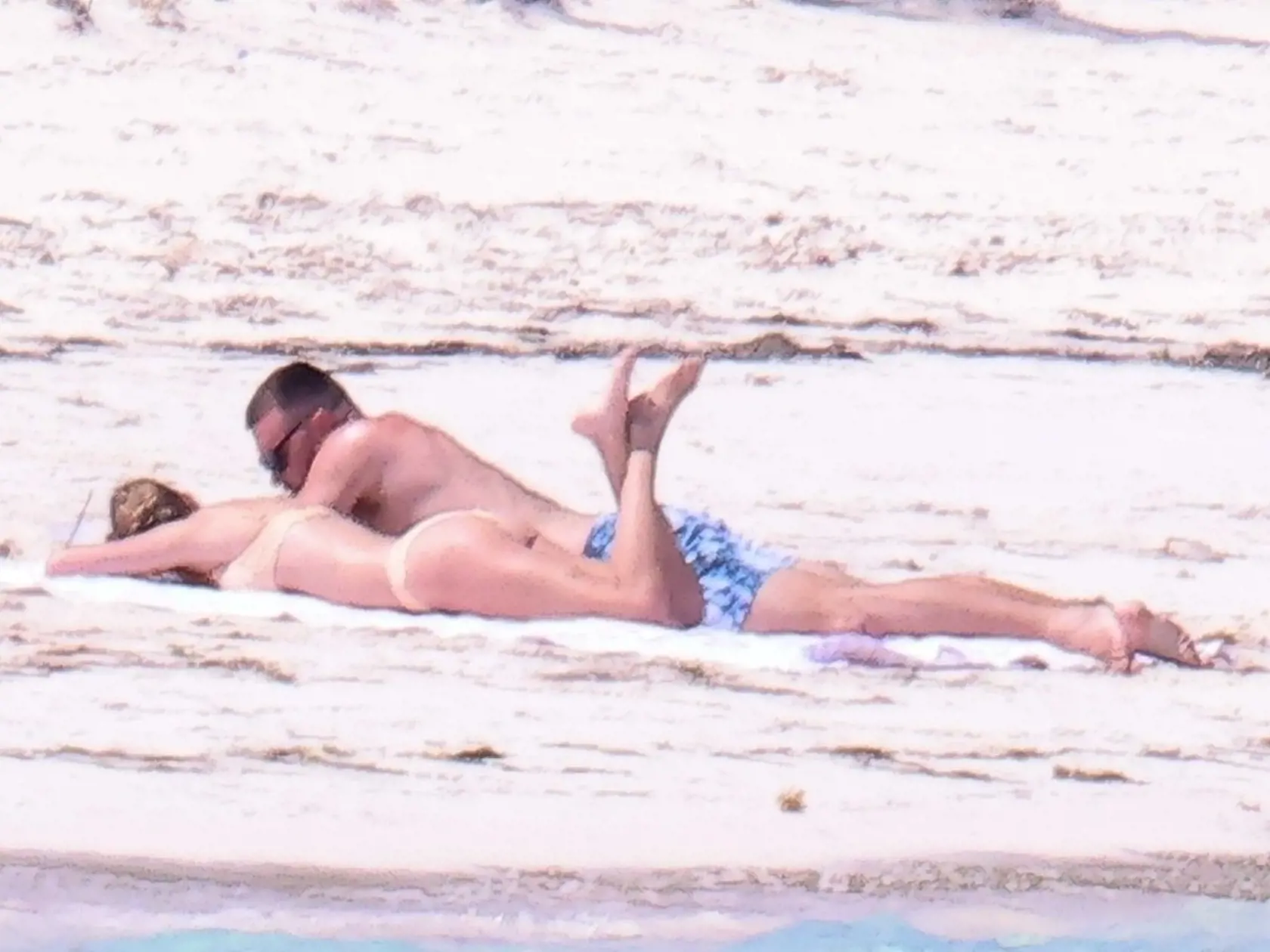 Kelce a Swift si užívali dovolenku na Bahamách a zrejme nikoho neprekvapí, že mali paparazzi fotografov v pätách.