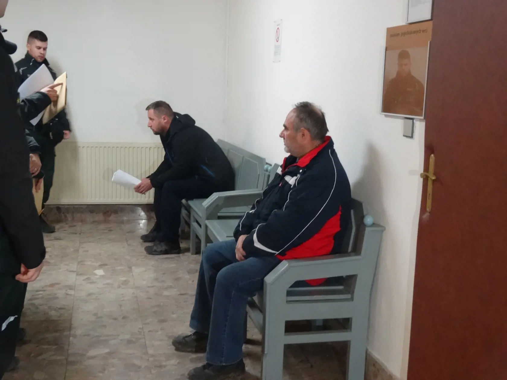 Obvinení muži sedeli vedľa seba, ale po celý čas neprehovorili spolu ani slovo.