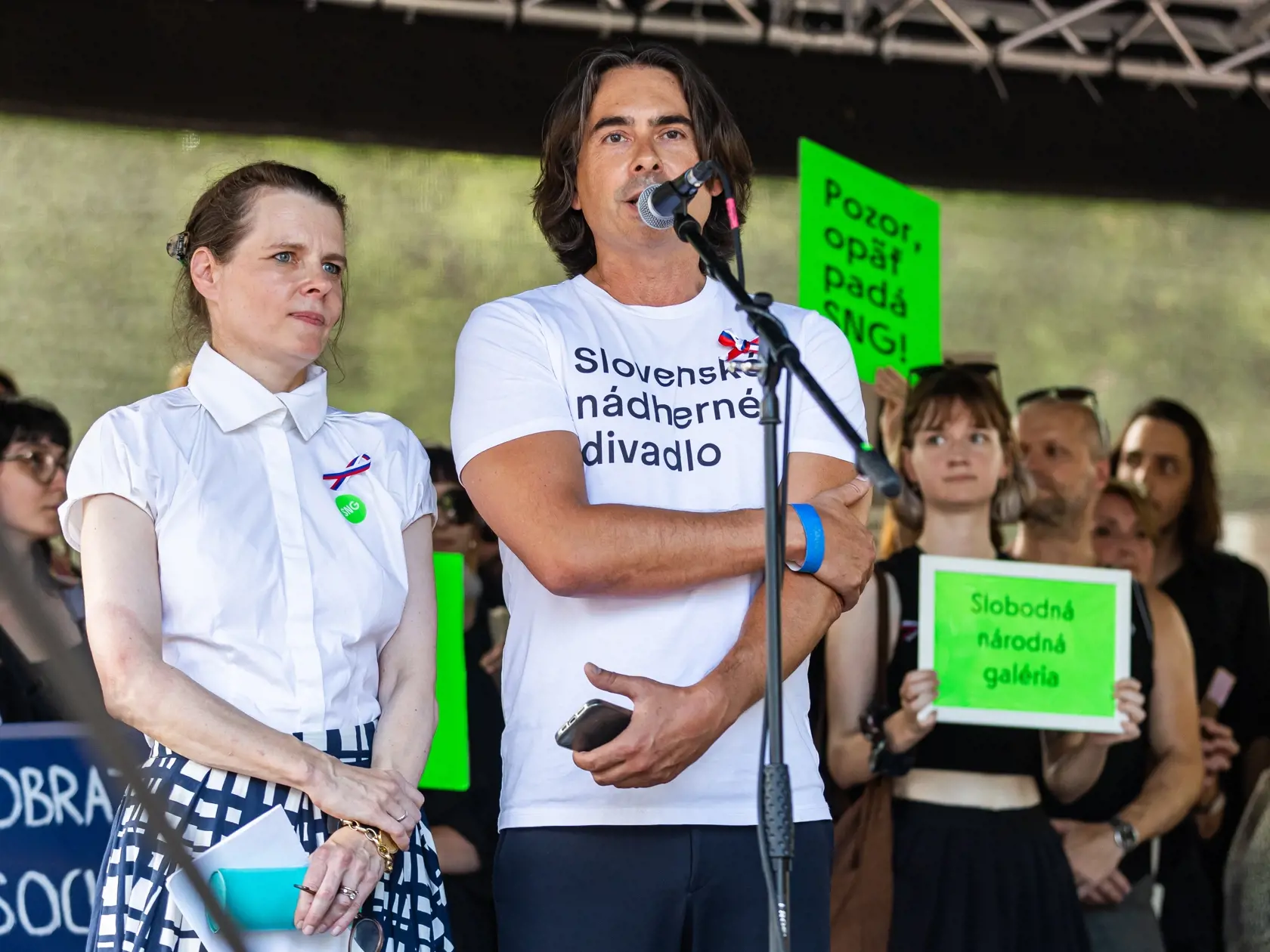 Protest proti krokom ministerstva kultúry v Bratislave.  Na snímke Matej Drlička a Alexandra Kusá.