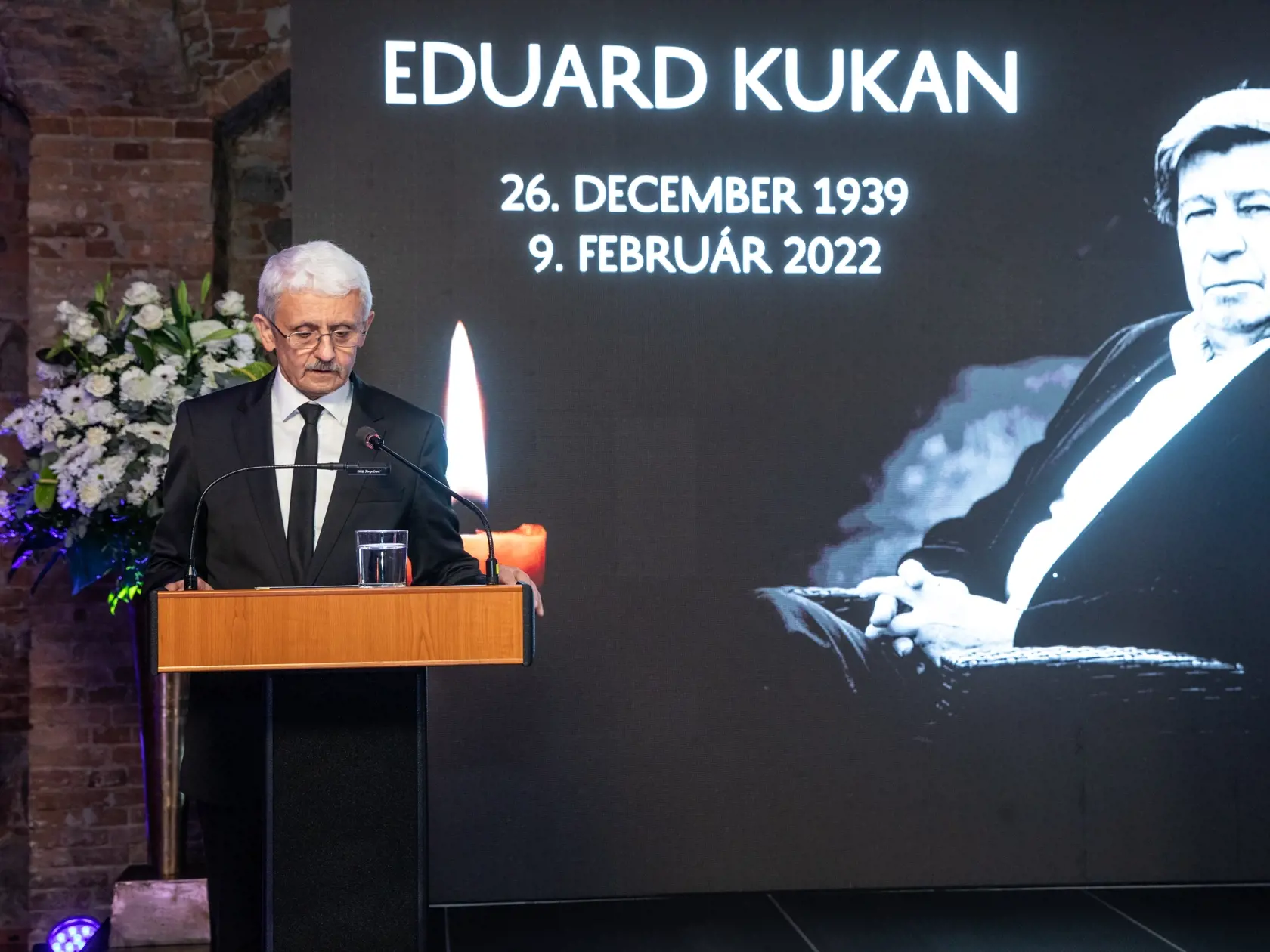 Na snímke je Posledná rozlúčka s bývalým ministrom Eduardom Kukanom. Bol trojnásobným ministrom zahraničných vecí i europoslancom. Na fotke je býlalý premiér Mikuláš Dzurinda.