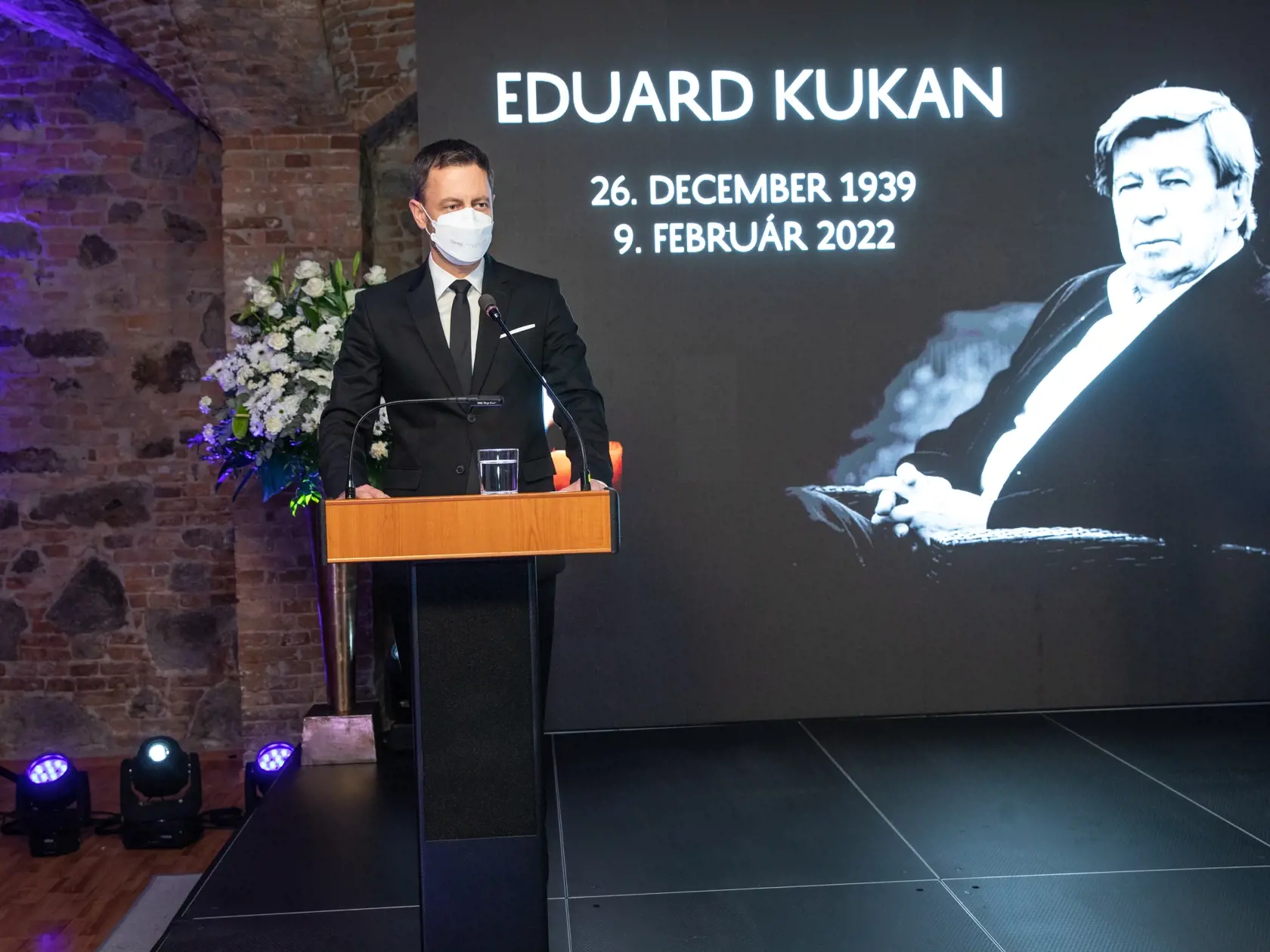 Na snímke je Posledná rozlúčka s bývalým ministrom Eduardom Kukanom. Bol trojnásobným ministrom zahraničných vecí i europoslancom. Na fotke je  predseda vlády Slovenskej republiky Eduard Heger.