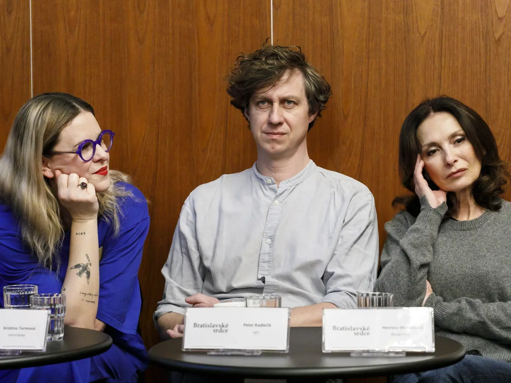 Na snímke zľava herečka Kristína Tormová, herec Peter Kadlečík a herečka Henrieta Mičkovicová počas tlačovej konferencie o premiére inscenácie Bratislavské srdce v Divadle Pavla Országha Hviezdoslava (DPOH) v Bratislave v stredu 11. decembra 2024. FOTO TASR - Dano Veselský