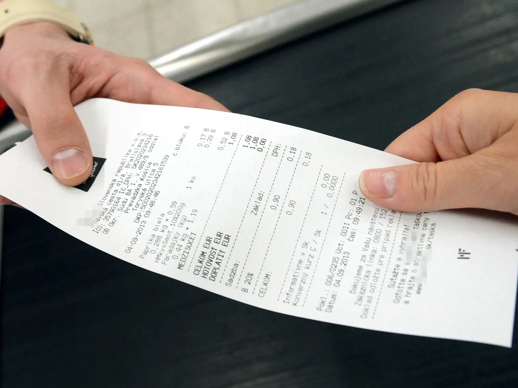 Prvá registrácia bločkov do Národnej bločkovej lotérie bude možná od 16. septembra. V lotérii sú použiteľné bločky vydané za nákup v obchodoch od 1. septembra, nie však staršie ako dva mesiace. Ich hodnota musí byť minimálne jedno euro. Prvé žrebovanie sa uskutoční 30. septembra. Na snímke bloček z predajne v Košiciach 10. septembra 2013. FOTO TASR - František Iván