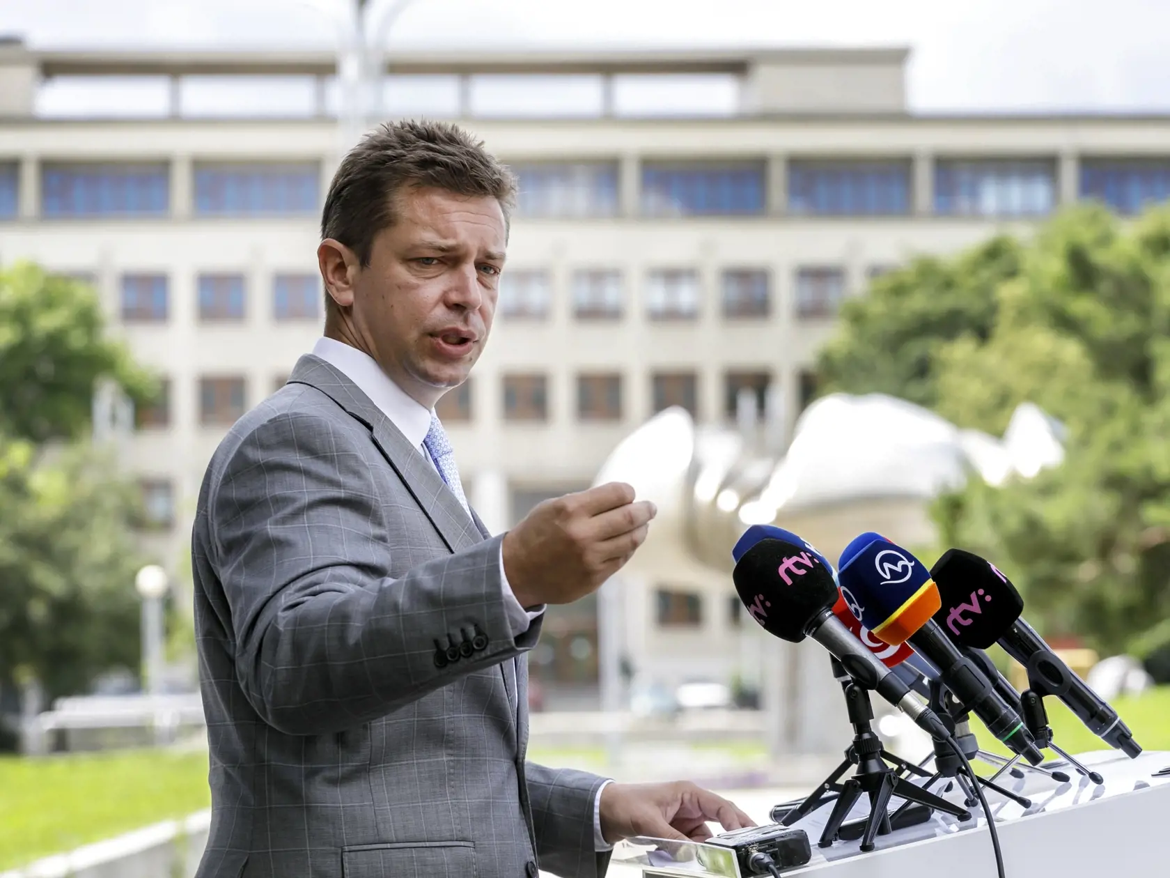 Na snímke minister dopravy a výstavby SR Andrej Doležal počas tlačovej konferencie 100 dní ministra dopravy a výstavby Andreja Doležala v Bratislave 30. júna 2020. FOTO TASR - Dano Veselský
