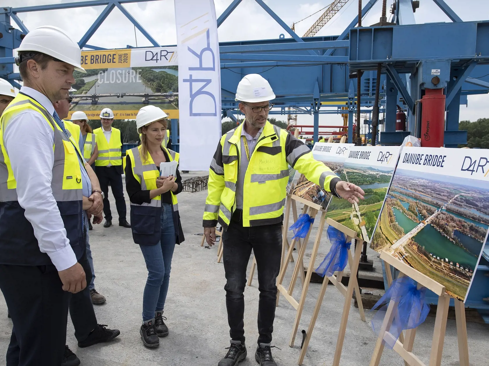 Na snímke vľavo minister dopravy a výstavby SR Andrej Doležal a vpravo generálny riaditeľ D4R7 Construction s.r.o. Michael Heerdt počas prehliadky Dunajského súmostia 9. júna 2020 v Bratislave. FOTO TASR - Pavel Neubauer