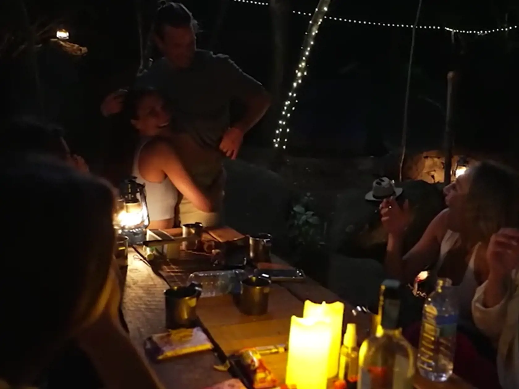 Radko sa pred dievčatami prvýkrát opil a poriadne to roztočil. Vyhrnul si tričko a takto sa obtieral o Jennifer.