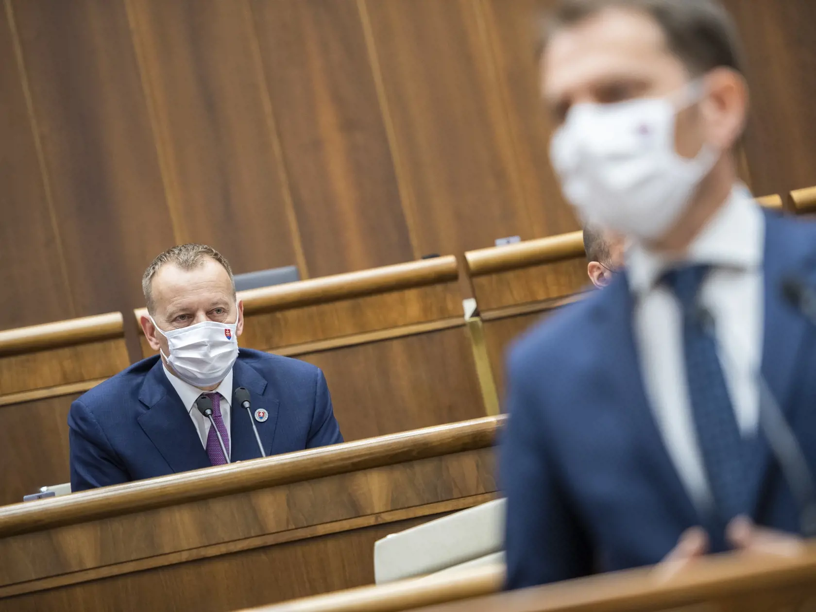 Na snímke zľava predseda NR SR Boris Kollár (Sme rodina) sleduje vystúpenie predsedu vlády SR Igora Matoviča (OĽaNO) počas hlasovania o programovom vyhlásení vlády na 6. rokovaní NR SR v Bratislave 30. apríla 2020. FOTO TASR - Jaroslav Novák