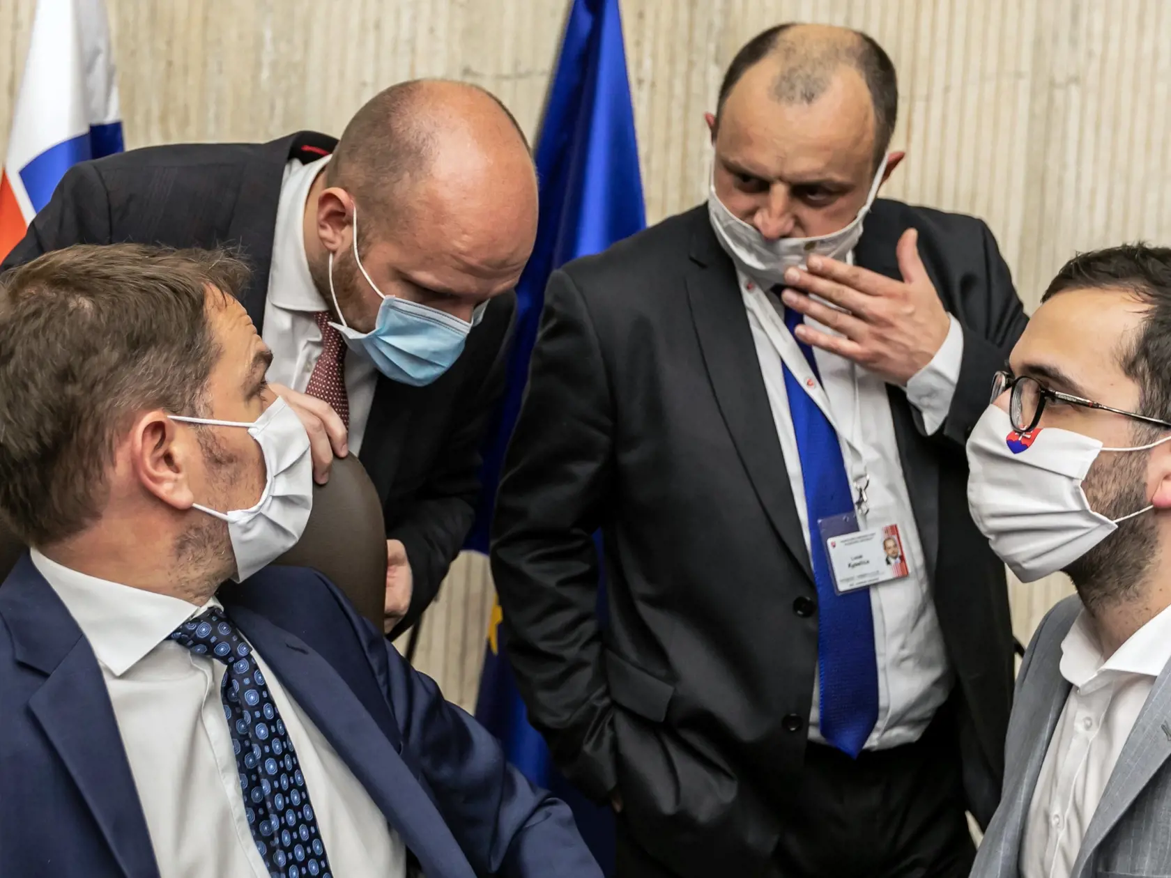 Na snímke príchody a zasadanie na úrade vlády. 