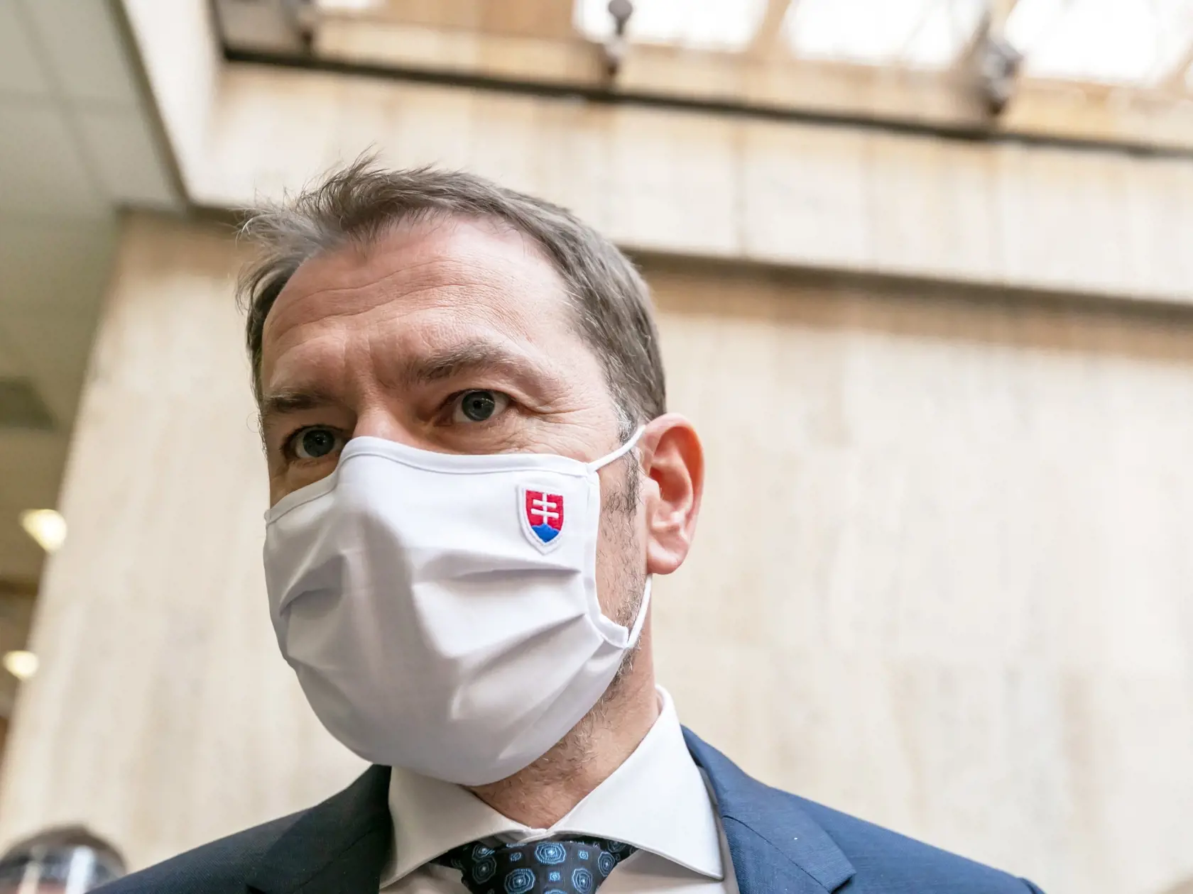 Na snímke príchody a zasadanie na úrade vlády. 