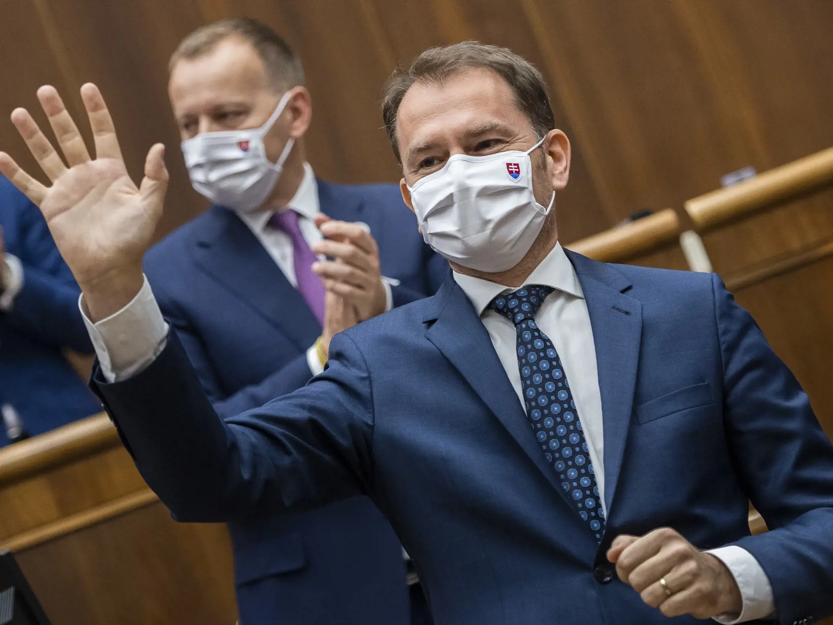 Na snímke v popredí predseda vlády SR Igor Matovič (OĽaNO) a v pozadí predseda NR SR Boris Kollár (Sme rodina) po schválení programového vyhlásenia vlády na 6. rokovaní NR SR v Bratislave 30. apríla 2020. FOTO TASR - Jaroslav Novák