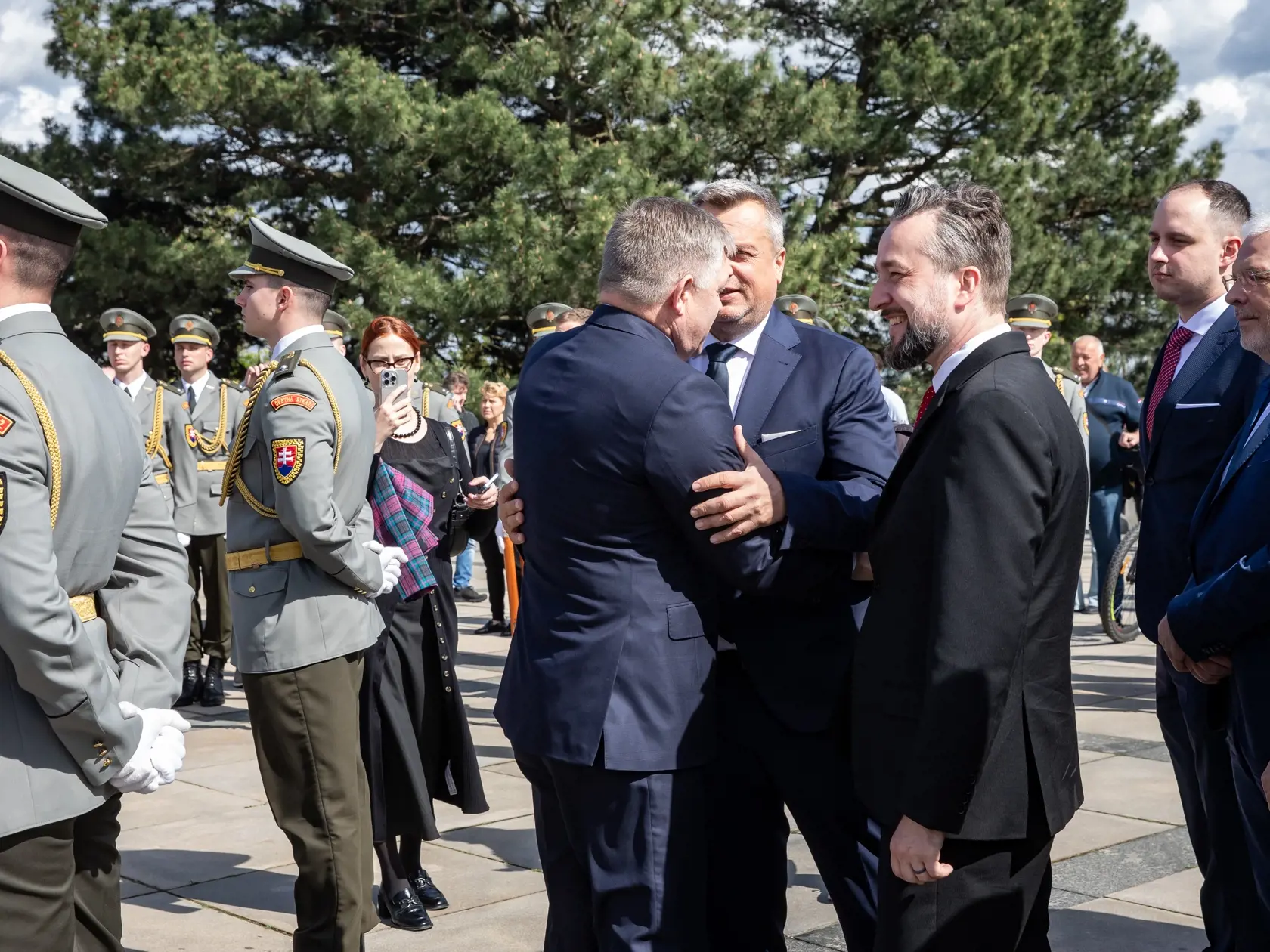 Kladenie vencov na bratislavskom Slavíne pri príležitosti 79. výročia oslobodenia Bratislavy. Na snímke je Andrej Danko, Robert Fico.