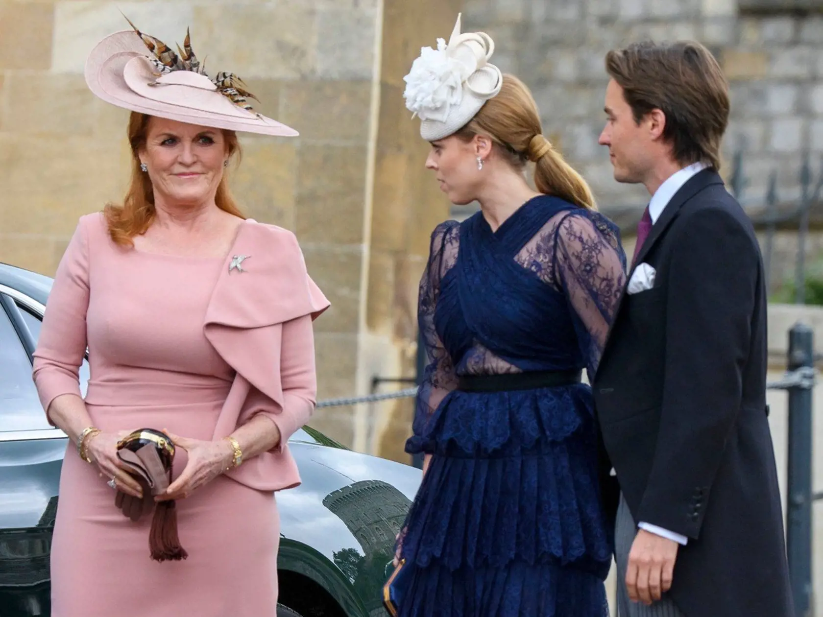 Sarah Ferguson a princezná Bea s Edoardom na svadbe lady Gabrielly Windsor a Thomasa Kingstona 18. mája 2019.