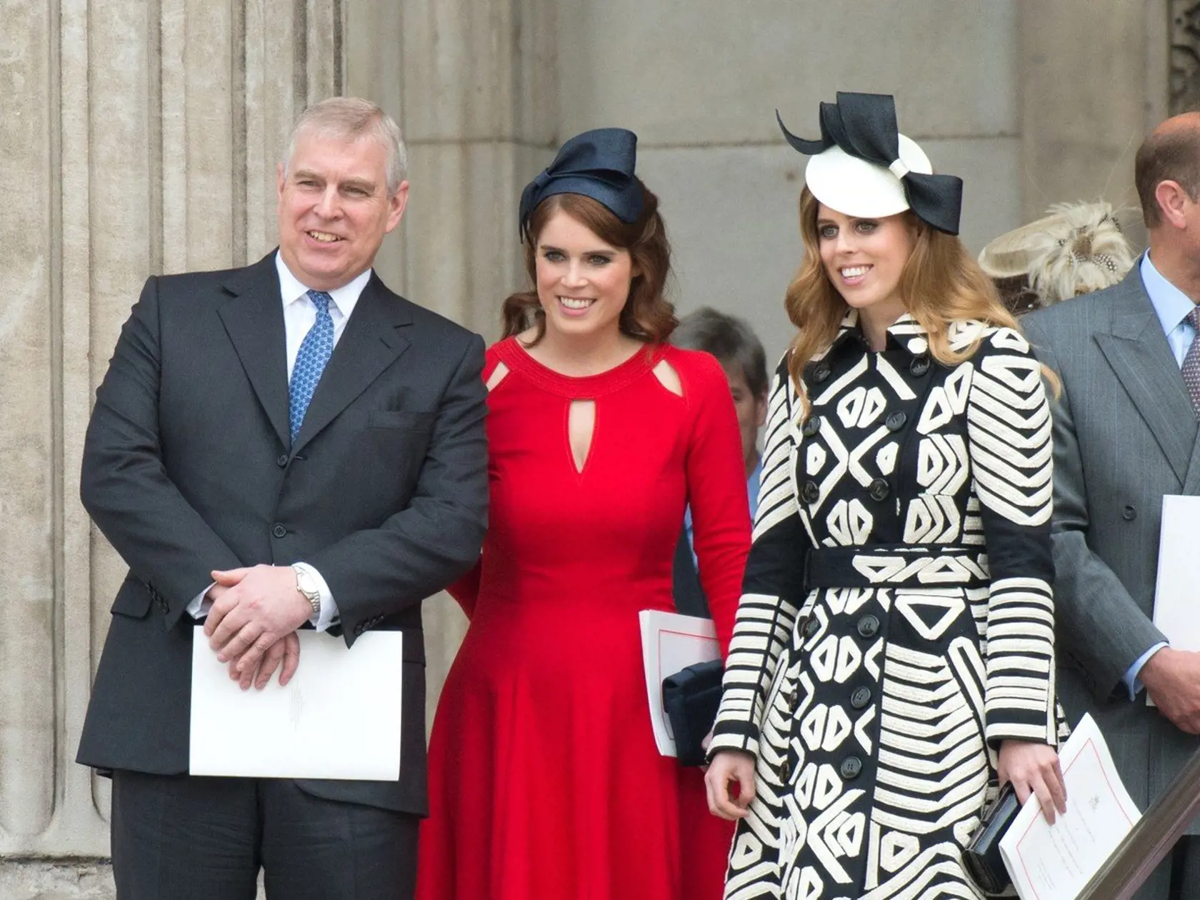 Princ Andrew s dcérami Eugenie a Beatrice na oslavách kráľovniných 90. narodenín.