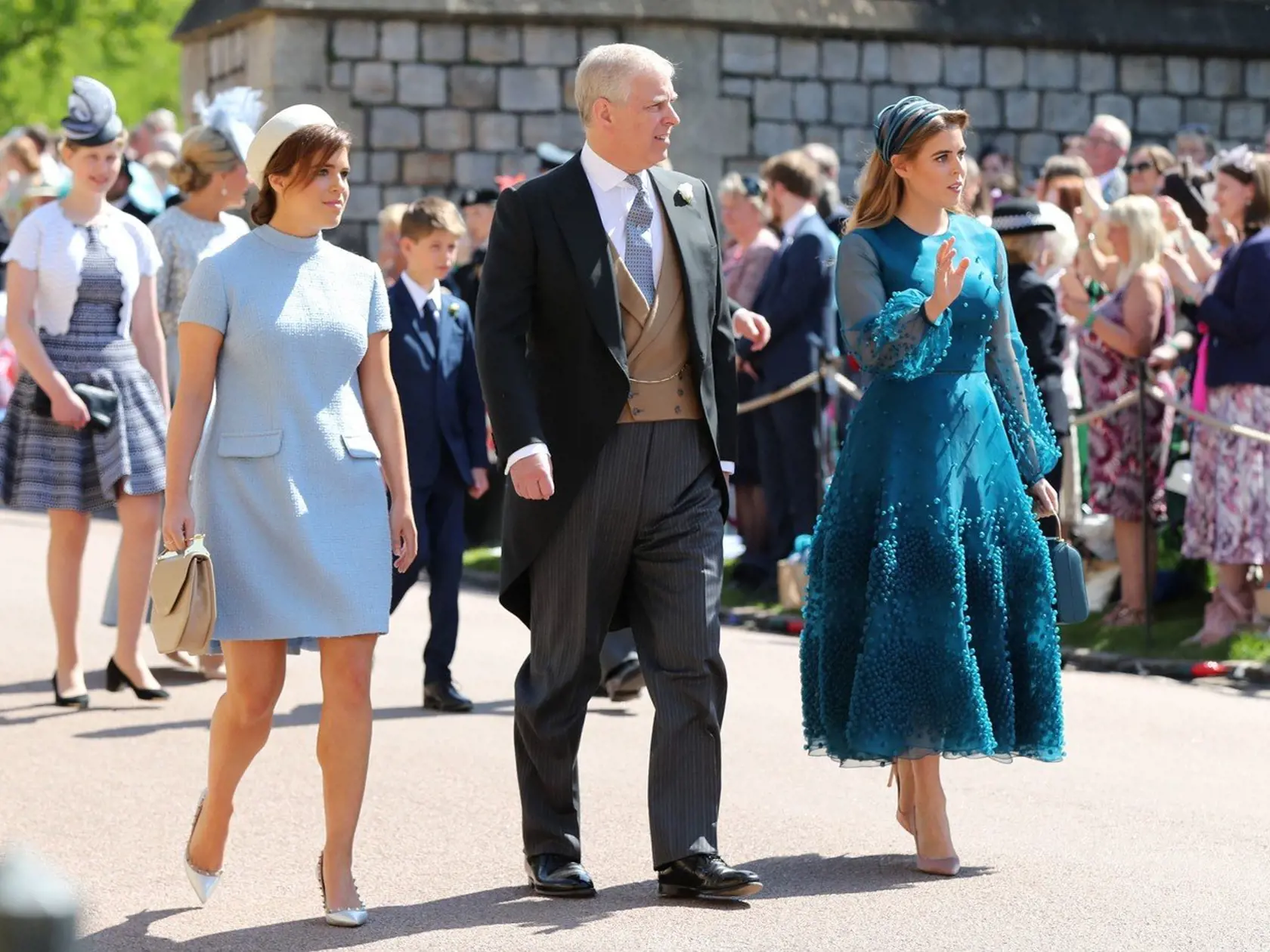 Otec Andrew môže byť spokojný - obe princezné sú už pod čepcom.