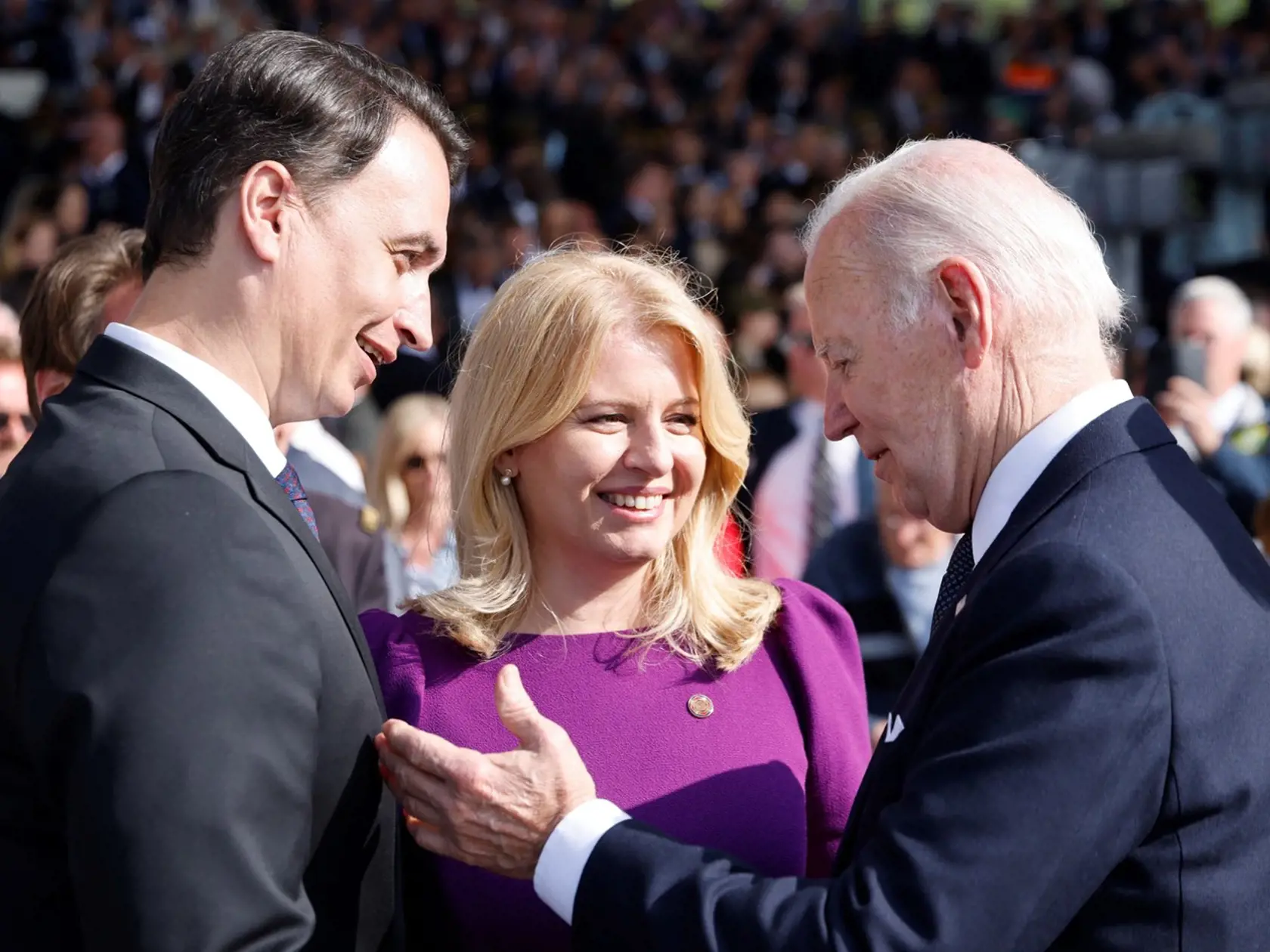 Podujatia sa zúčastnil americký prezident Joe Biden a Zuzana Čaputová s partnerom Jurajom Rizmanom, ktorého však zahraničná agentúra označila za manžela prezidentky.