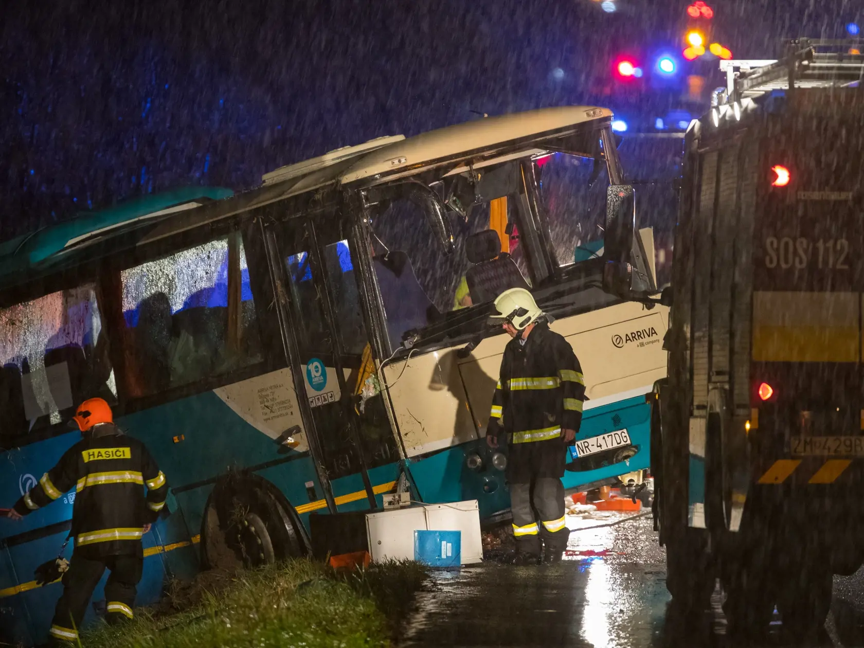 Tragická dobravná nehoda, ku ktorej prišlo na ceste medzi Nitrou a Zlatými Moravcami nedaľeko obce Malanta. Na mieste o život prišlo 12 ľudí a ďalších v kritickom stave odviezli do nitrianskej nemocnice.