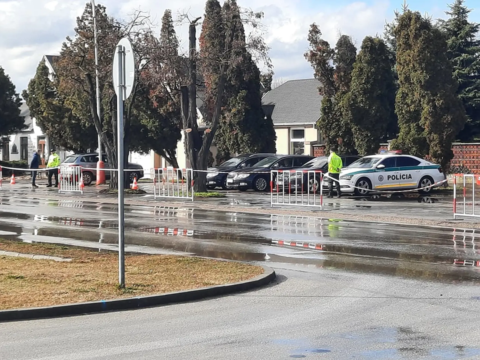 Už hodinu pred pohrebom na mieste sú vládne auta a príslušníci čestnej stráži Ozbrojených síl SR